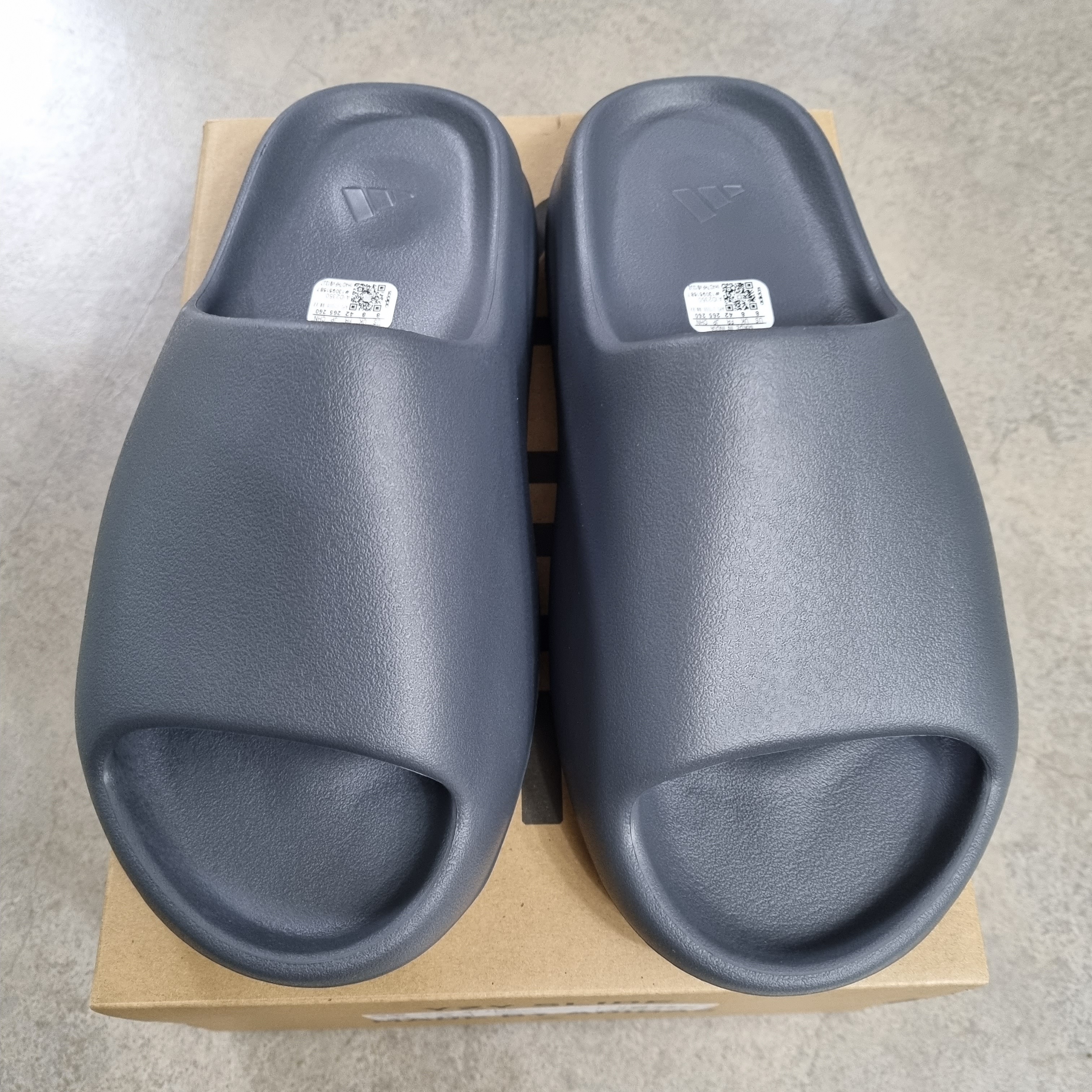 Adidas Yeezy Slide Slate Grey 착용 스타일