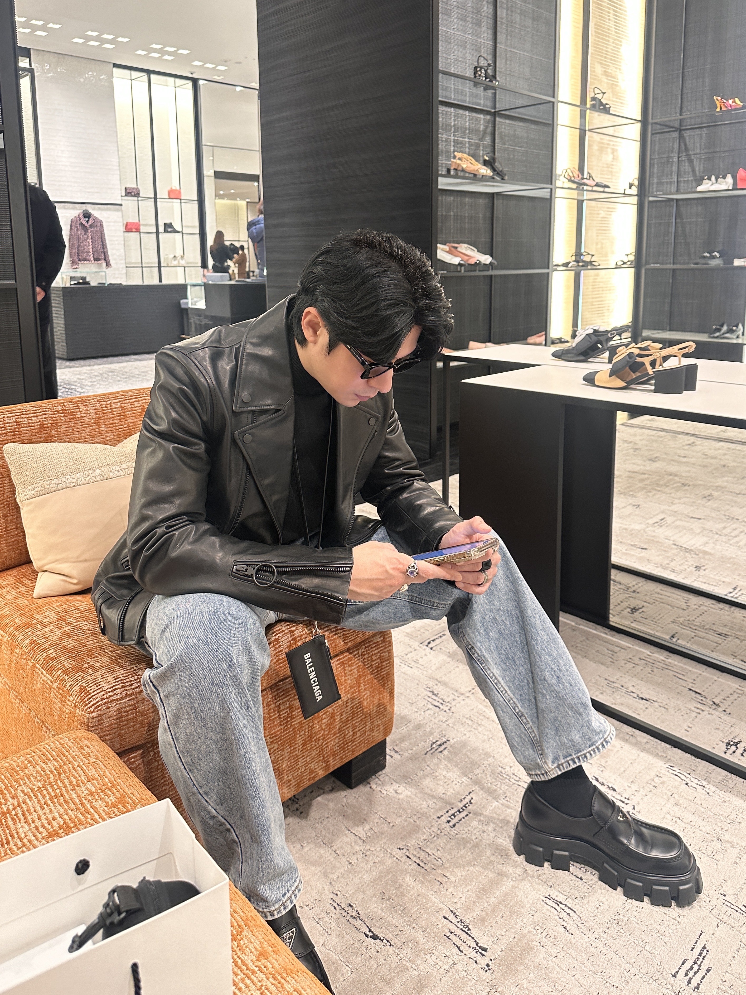 Apple iPhone 14 Pro Max 1TB Gold (Korean Ver.), Off-White Leather Biker Jacket Black White 착용 스타일 - 1