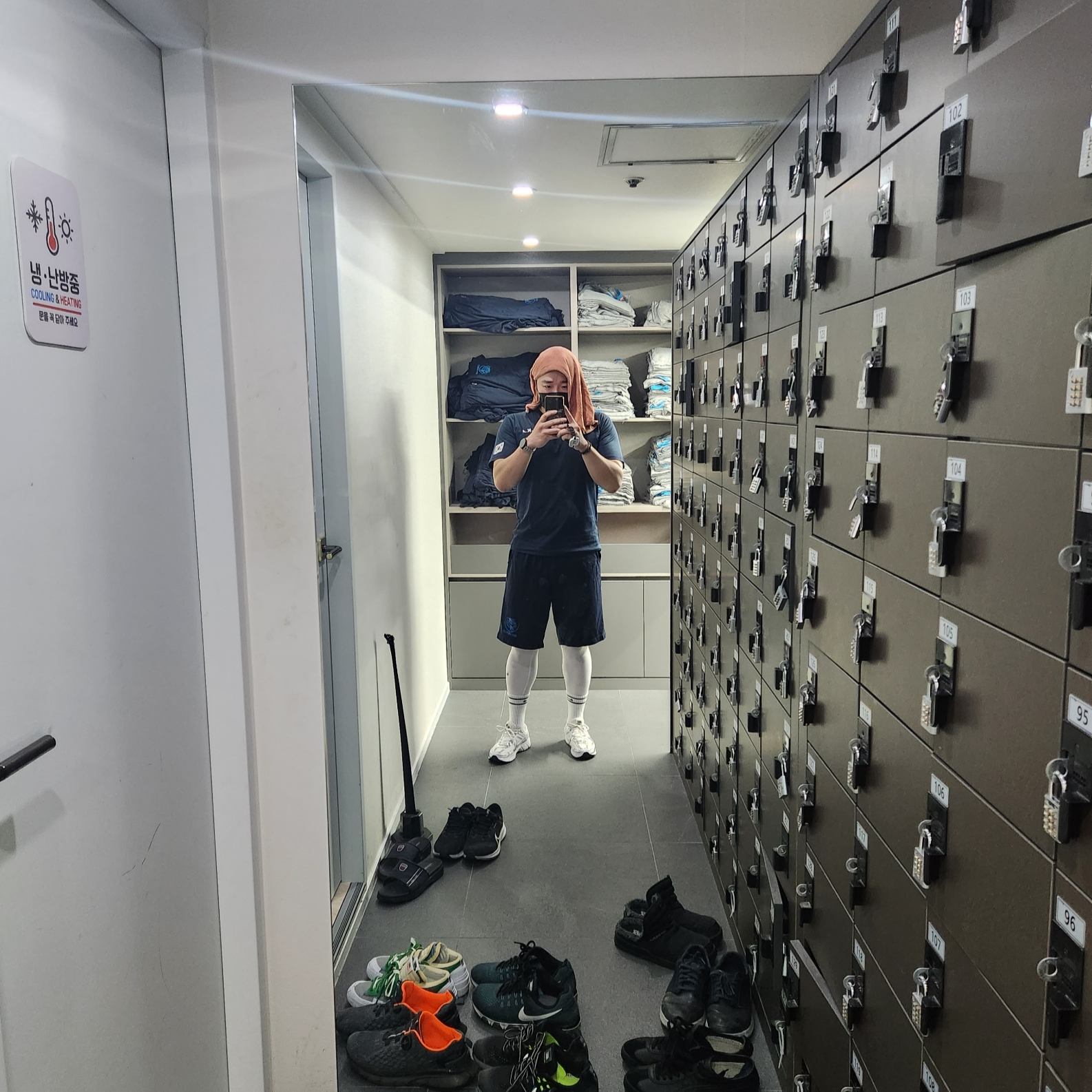 Nike x Sacai Blazer Low Classic Green, Nike Zoom Vomero 5 Light Bone and Black 착용 스타일
