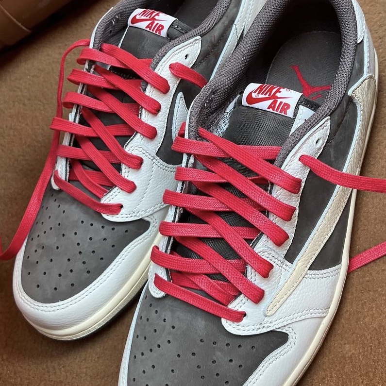 Jordan 1 x Travis Scott Retro Low OG SP Sail and Ridgerock 착용 스타일