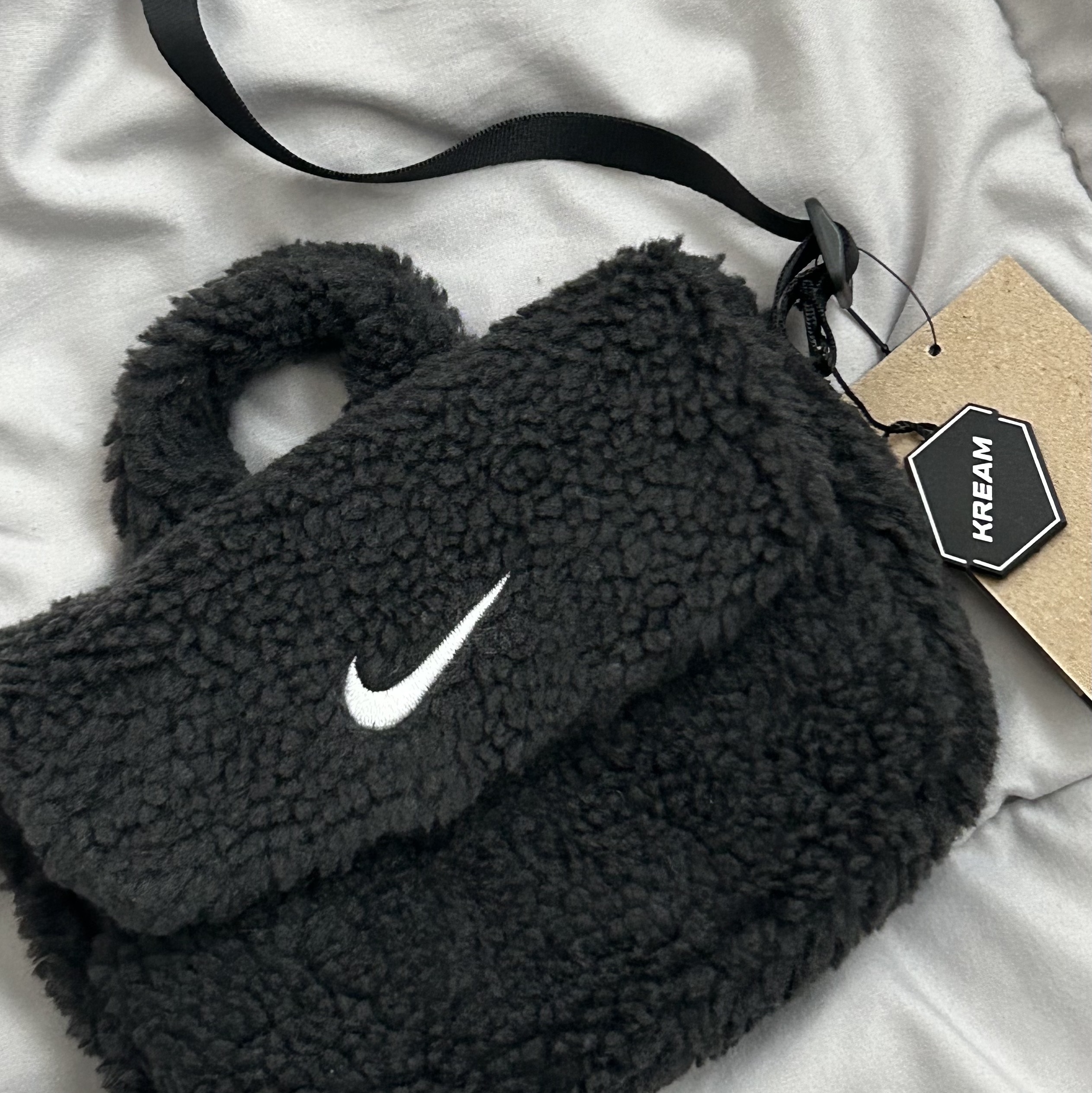 (Kids) Nike NSW Faux Fur Crossbody Bag Black 착용 스타일