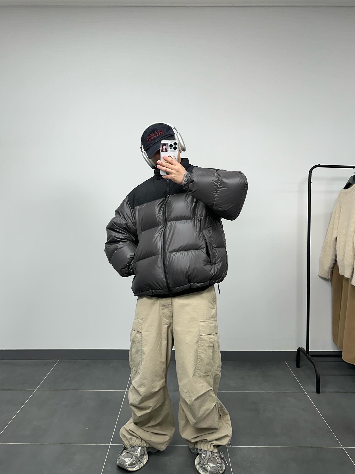 Balenciaga 3XL Sneakers Light Beige, Apple AirPods Max Lightning Silver (Korean Ver.) 착용 스타일 - 2