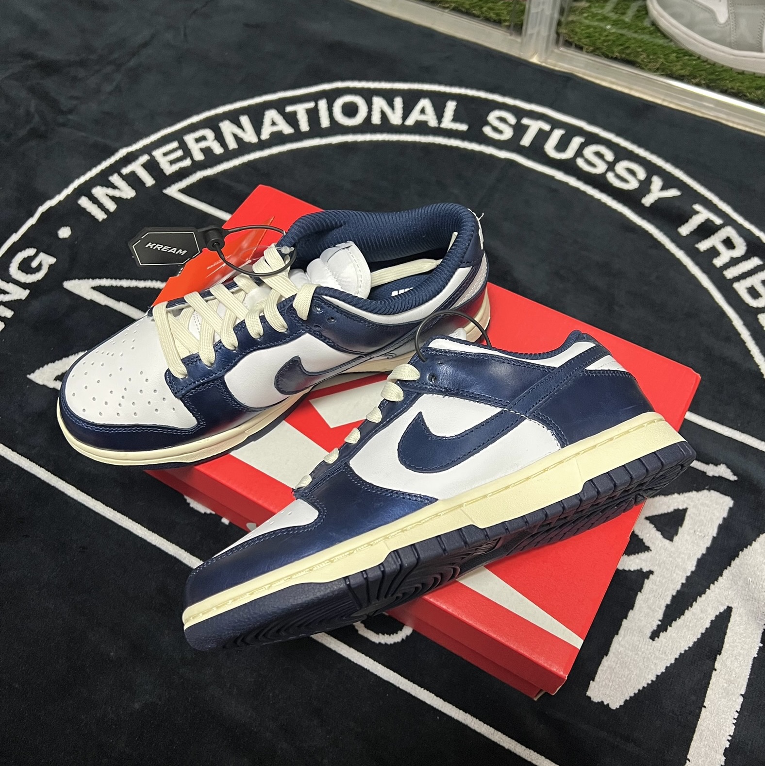 (W) Nike Dunk Low PRM Midnight Navy and White 착용 스타일