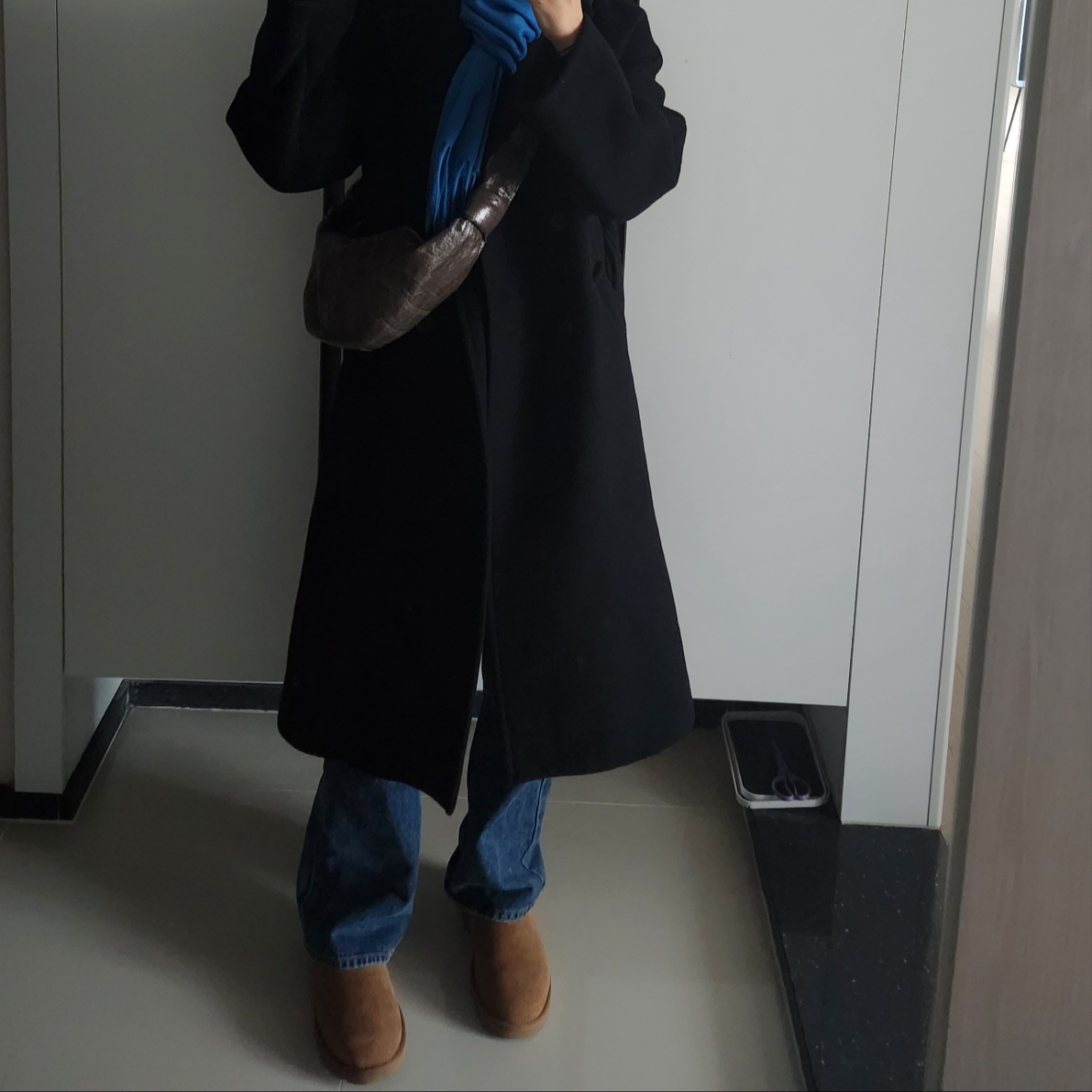 (W) UGG Classic Ultra Mini Boots Chestnut, Lemaire Small Croissant Bag Coated Linen Canvas Warm Grey 착용 스타일