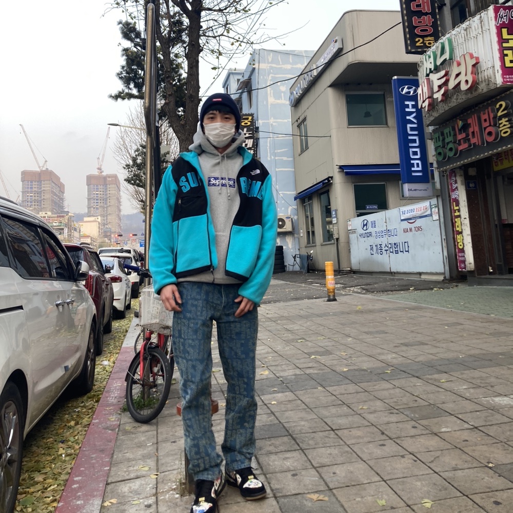 Supreme Bandana Box Logo Hooded Sweatshirt Heather Grey - 19FW, Supreme Needle Punch Regular Jean Washed Blue - 23FW 착용 스타일