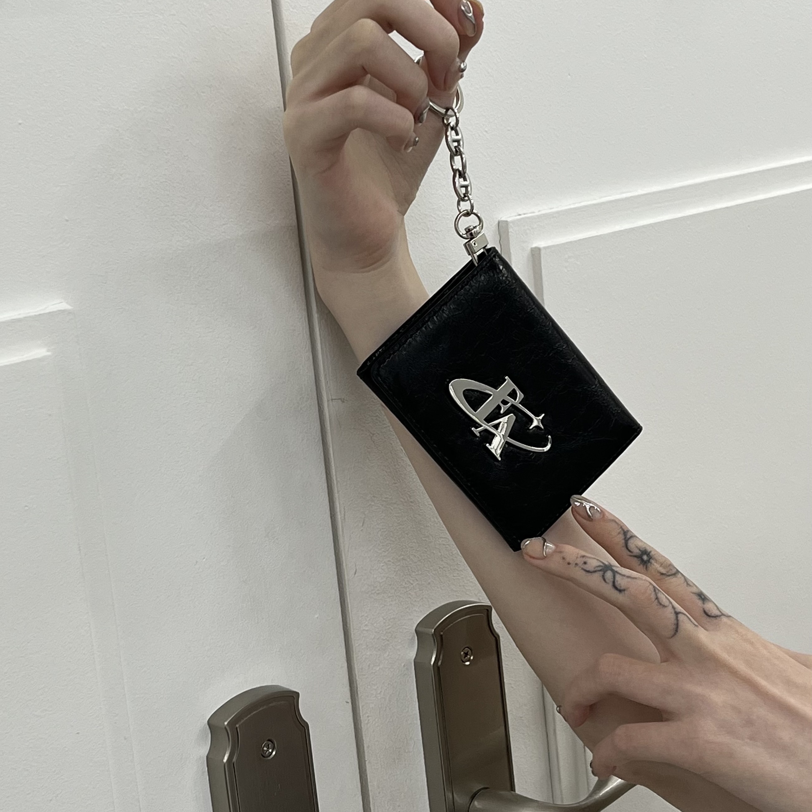 For Appeal Metal Logo Flap Card Wallet Black 착용 스타일