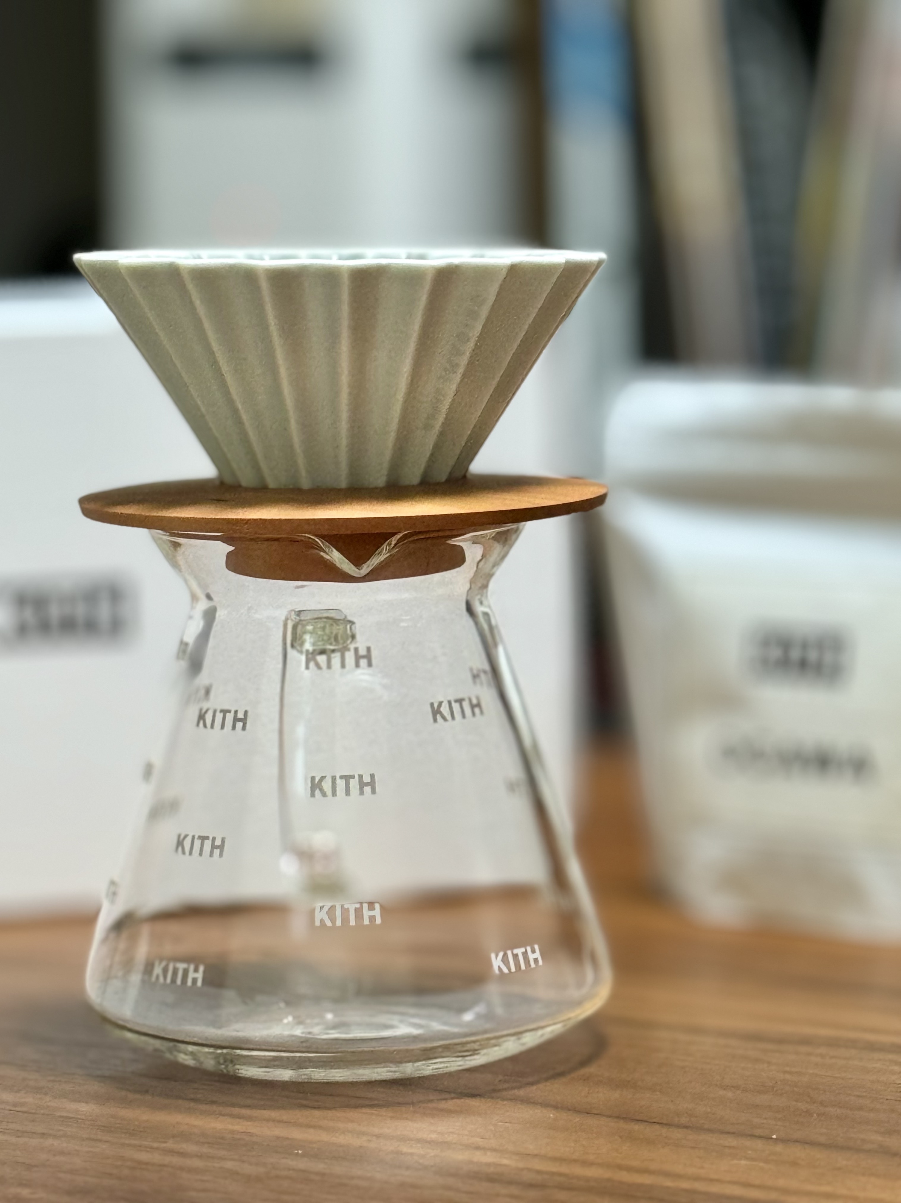 Kith For Origami Pour Over Coffee Dripper Set 착용 스타일 - 1