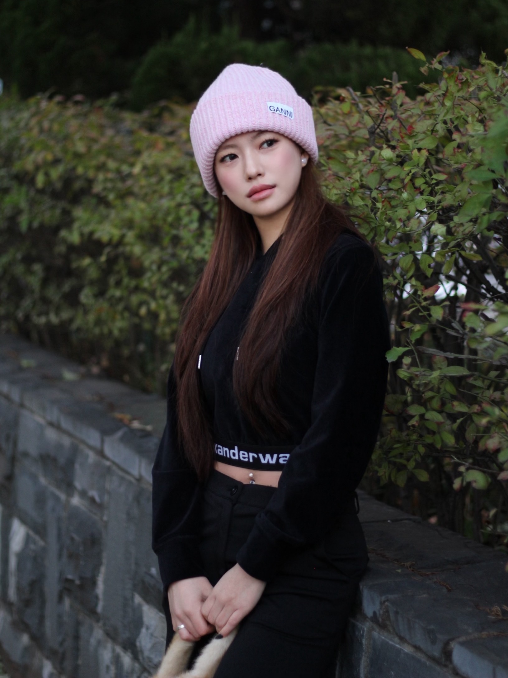 Ganni Wool Beanie Lilac Sachet, (W) Alexander Wang Long Sleeve Hoodie in Stretch Corduroy Black 착용 스타일 - 2