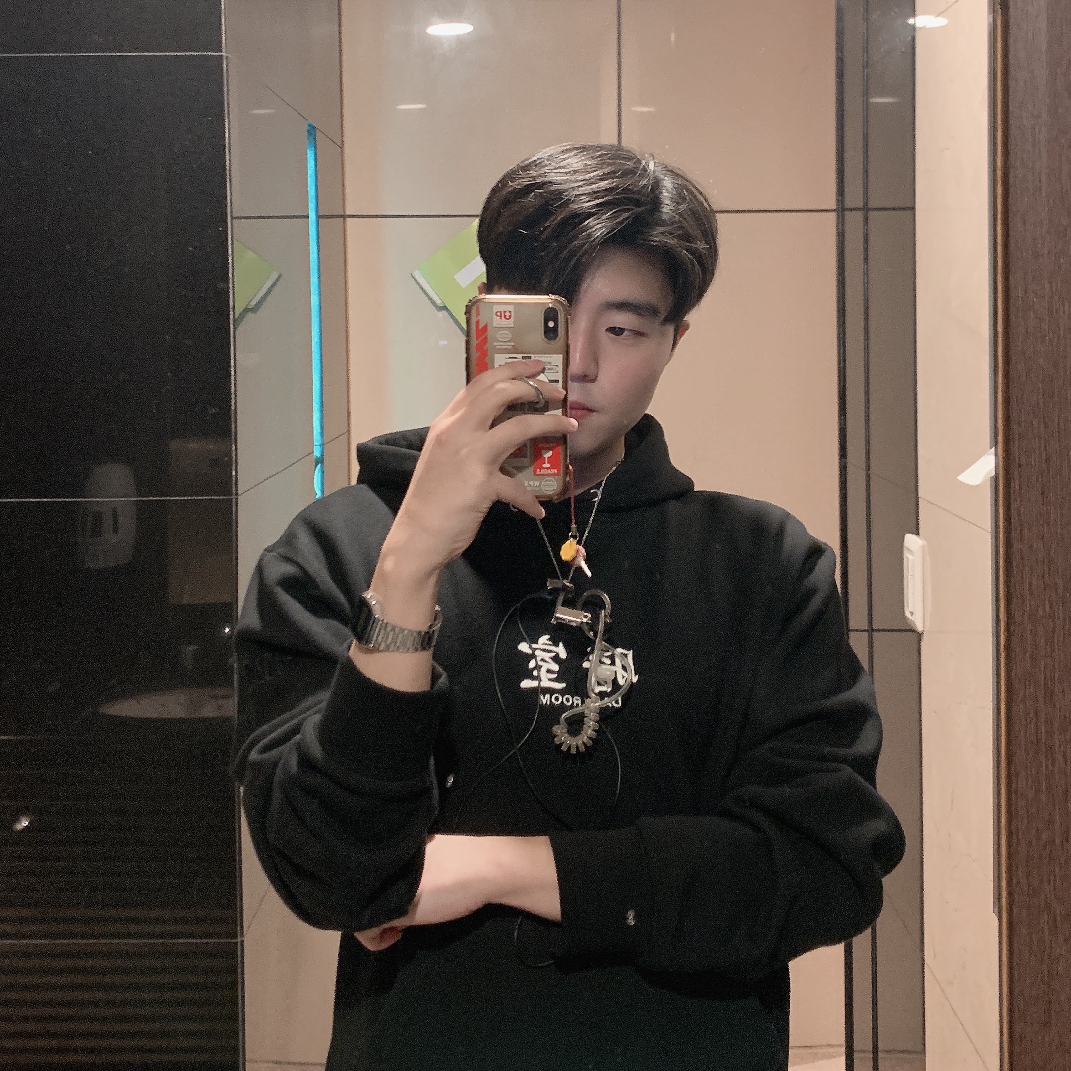 Darkr8m Studio Basic Logo Hoodie Black 착용 스타일