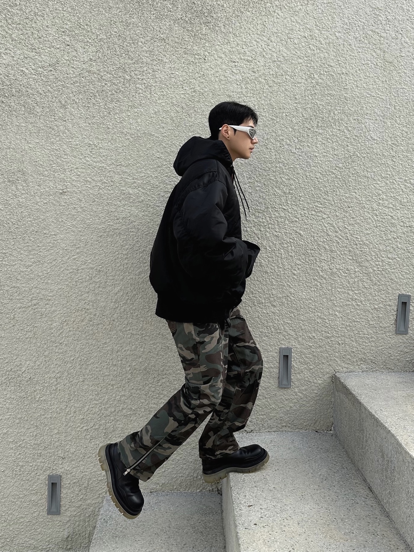 Balenciaga 3B Sports Icon Light Bomber Black, Balenciaga Swift Oval Sunglasses Silver 착용 스타일 - 1
