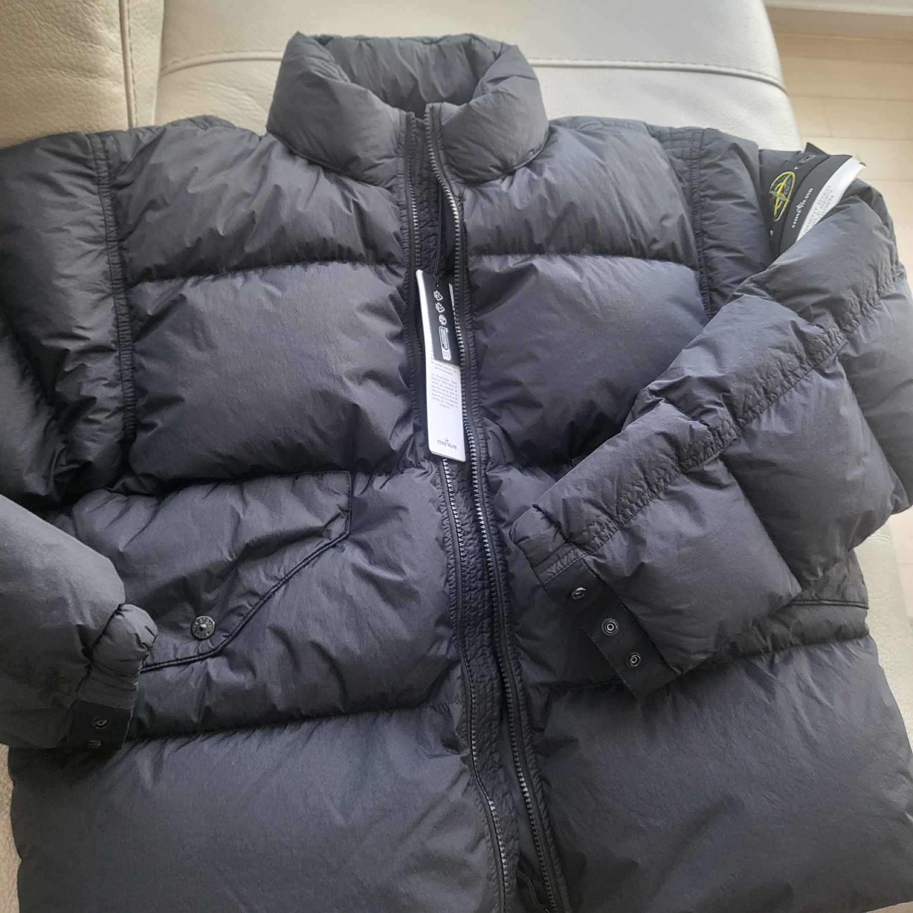 Stone Island 40623 Garment Dyed Crinkle Reps Recycled Nylon Down Jacket Black - 23FW 착용 스타일