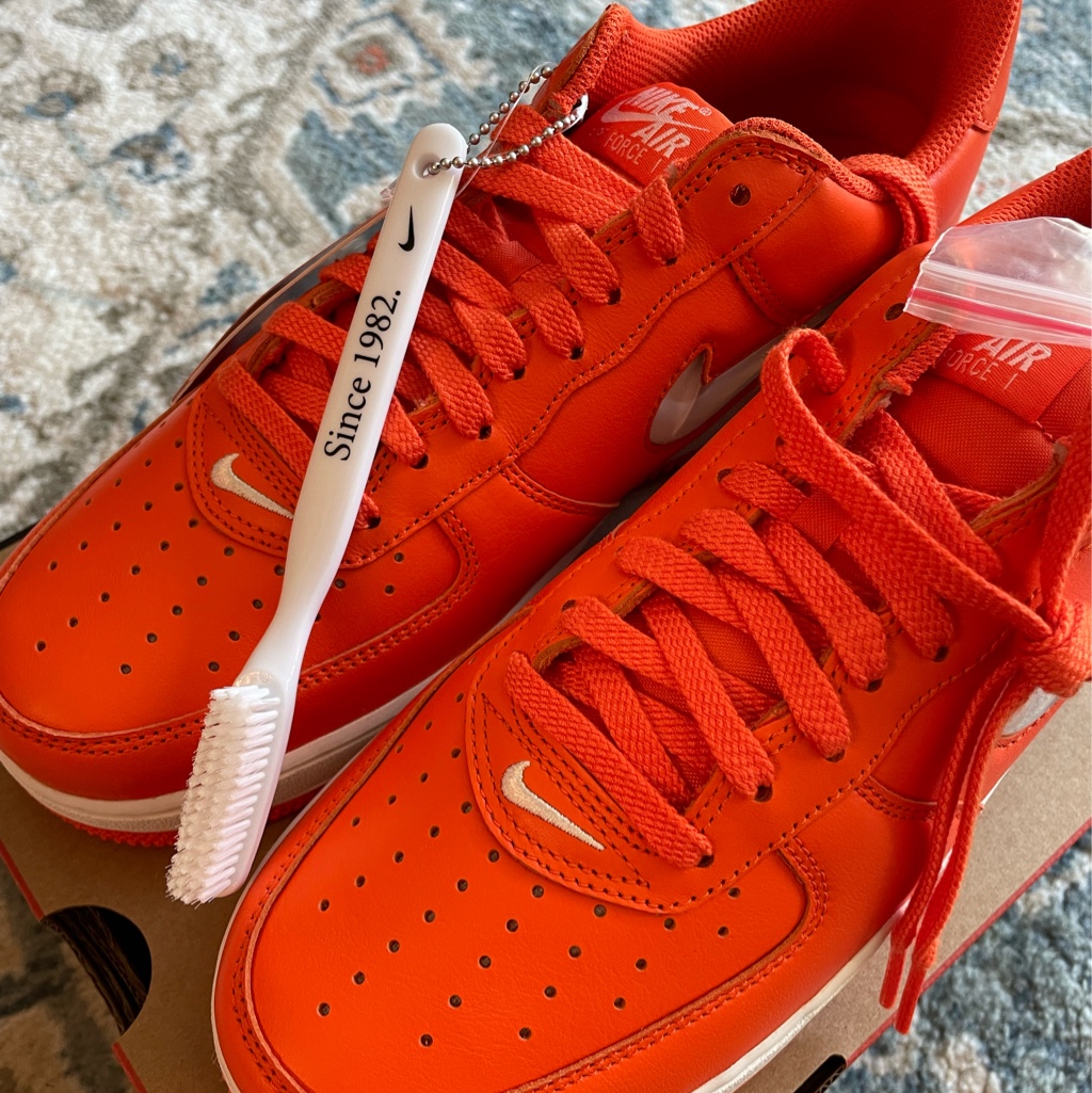 Nike Air Force 1 Low Retro Color of The Month Safety Orange 착용 스타일 - 2