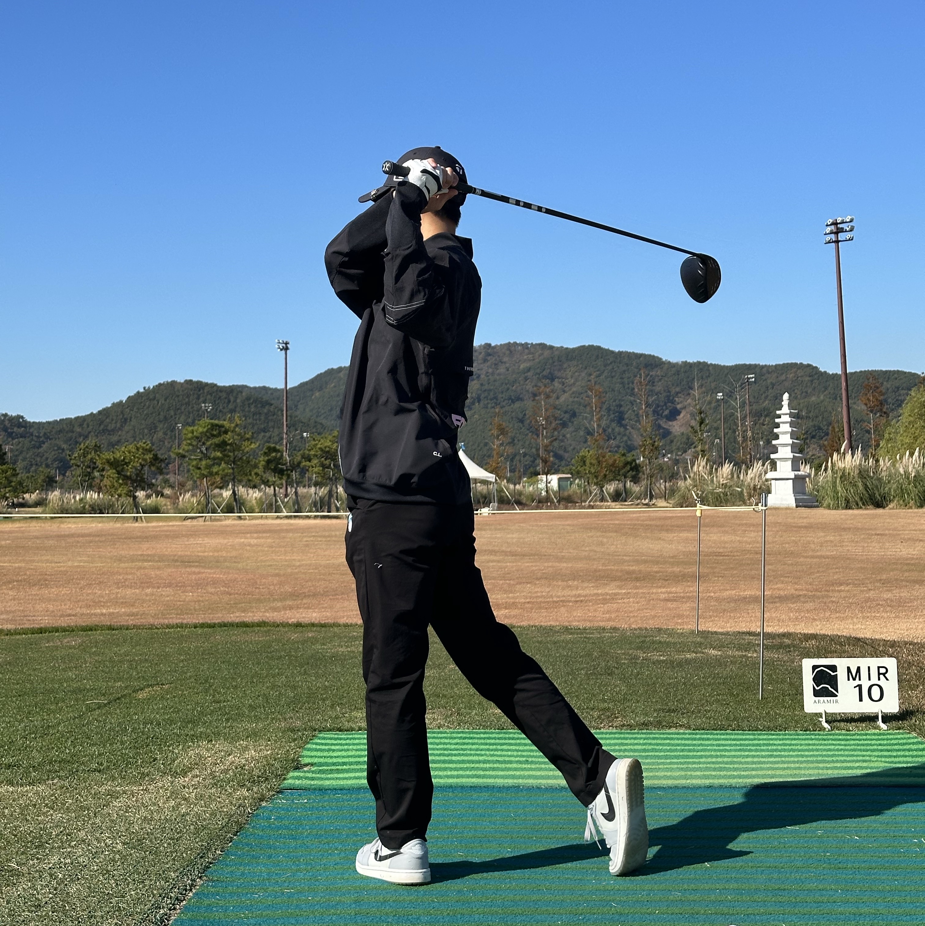 Jordan 1 Low Golf Wolf Grey, (W) Nike x Drake Nocta NRG LR L/S Crew Black (DV3631-010) 착용 스타일 - 6