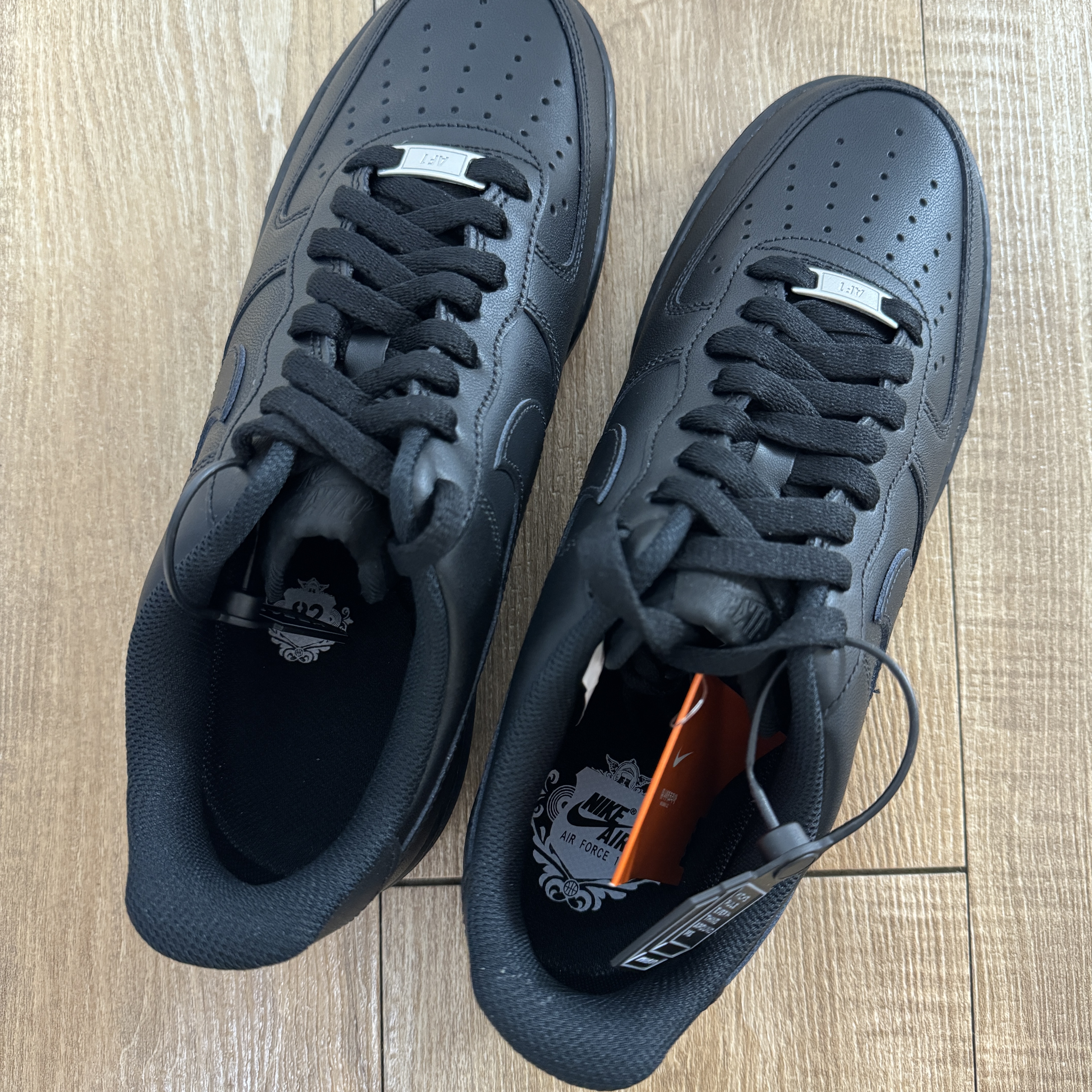 Nike Air Force 1 '07 Low Triple Black 착용 스타일