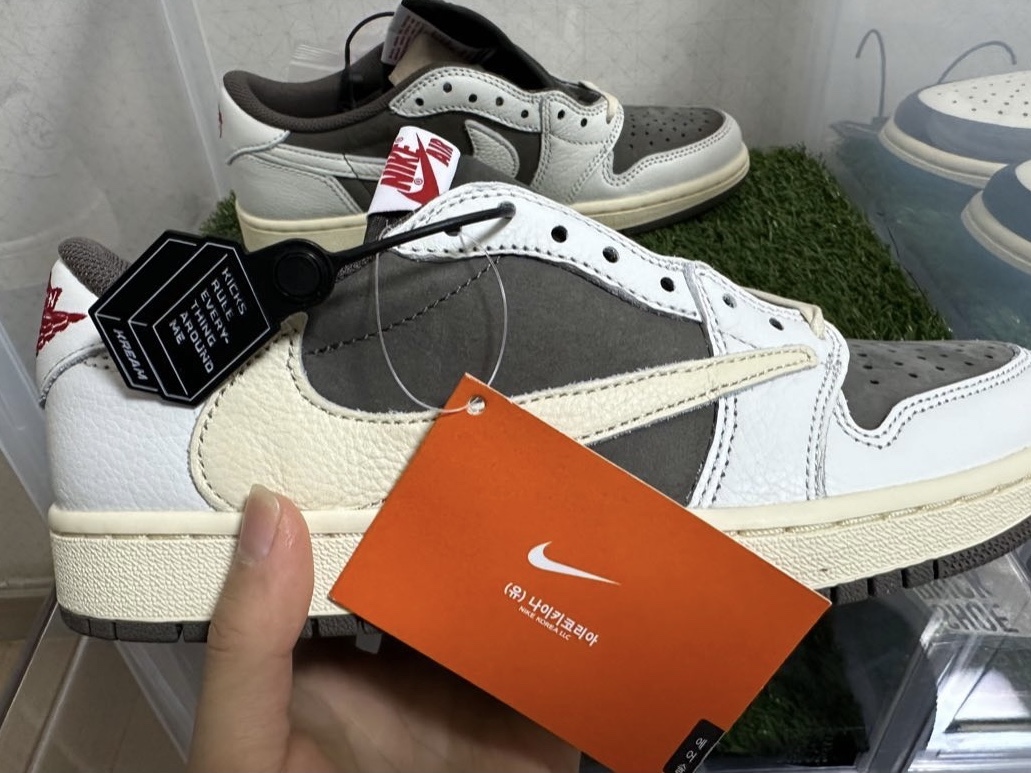 Jordan 1 x Travis Scott Retro Low OG SP Sail and Ridgerock 착용 스타일