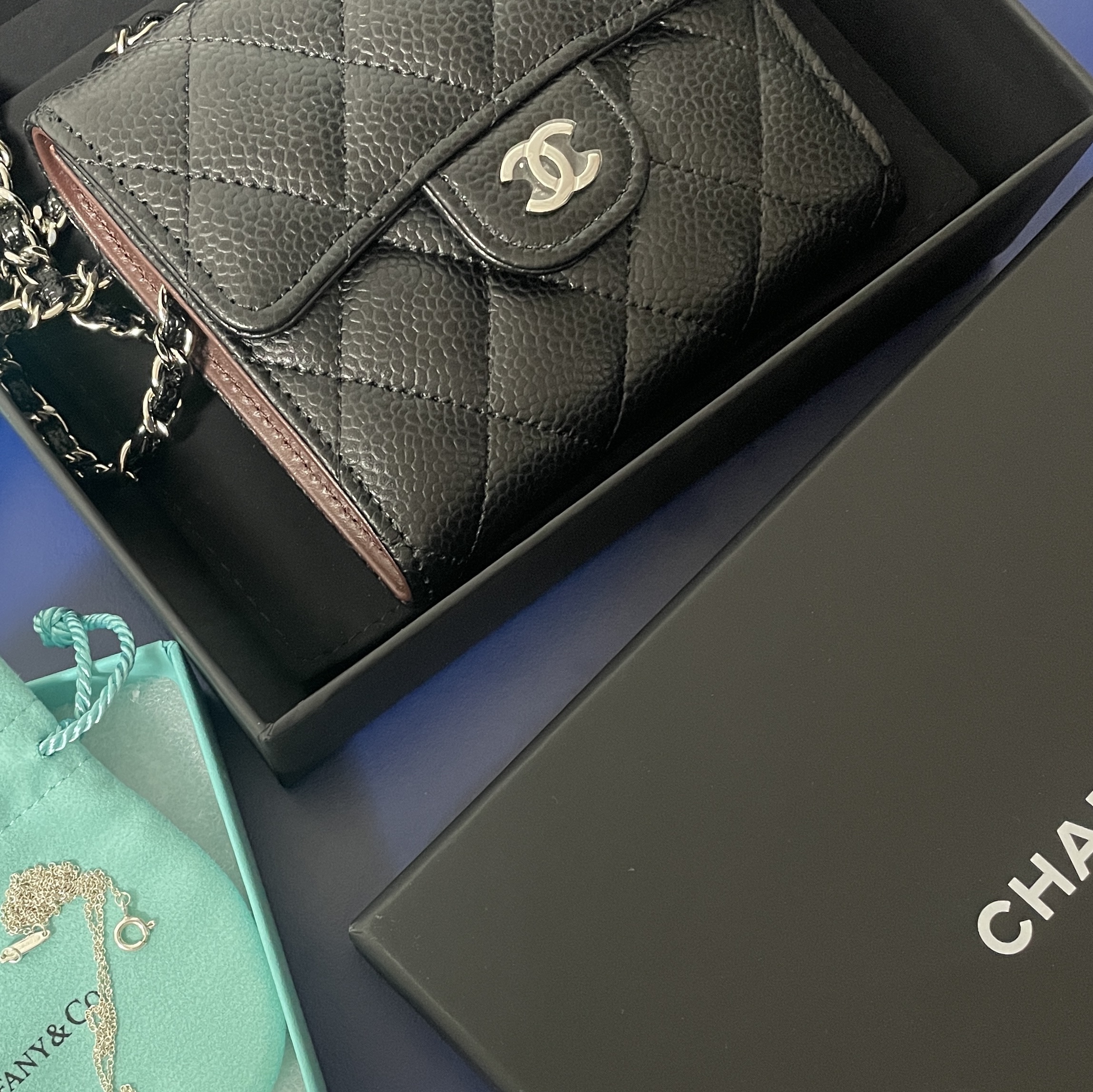 Chanel Small Classic Flap Wallet Grained Calfskin & Silver Black 착용 스타일
