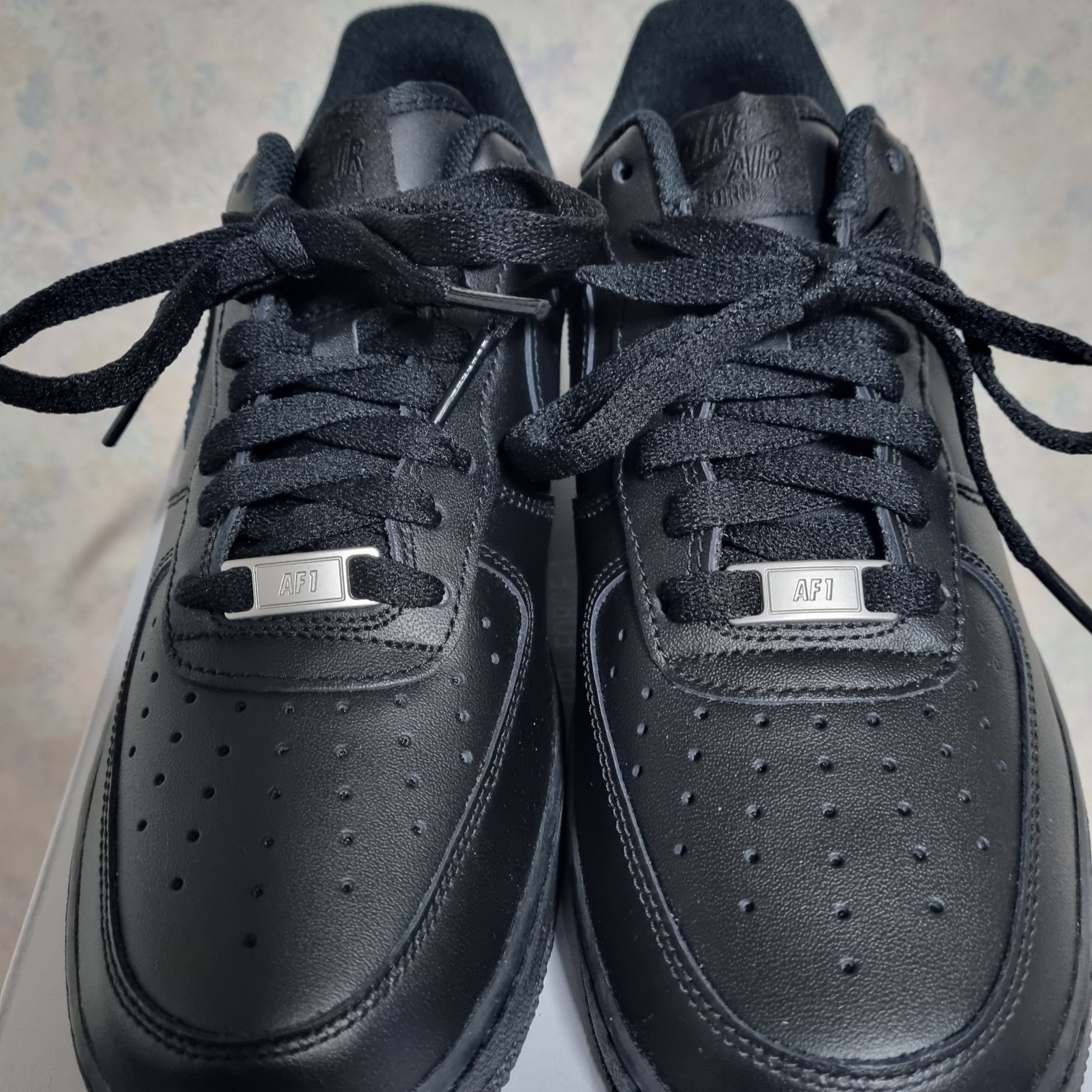 Nike Air Force 1 '07 Low Triple Black 착용 스타일 - 3