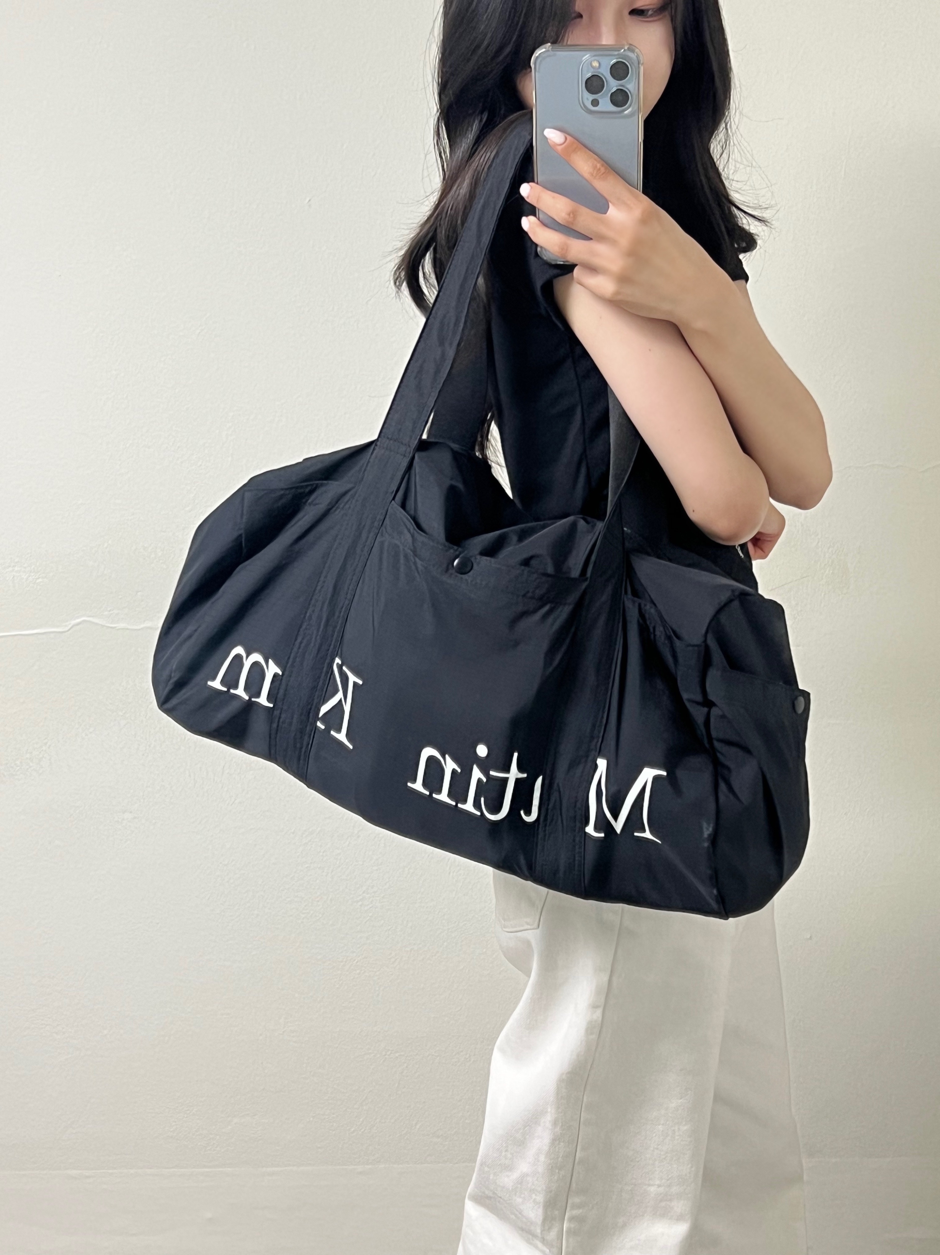 Matin Kim Logo Sporty Duffel Bag Black 착용 스타일