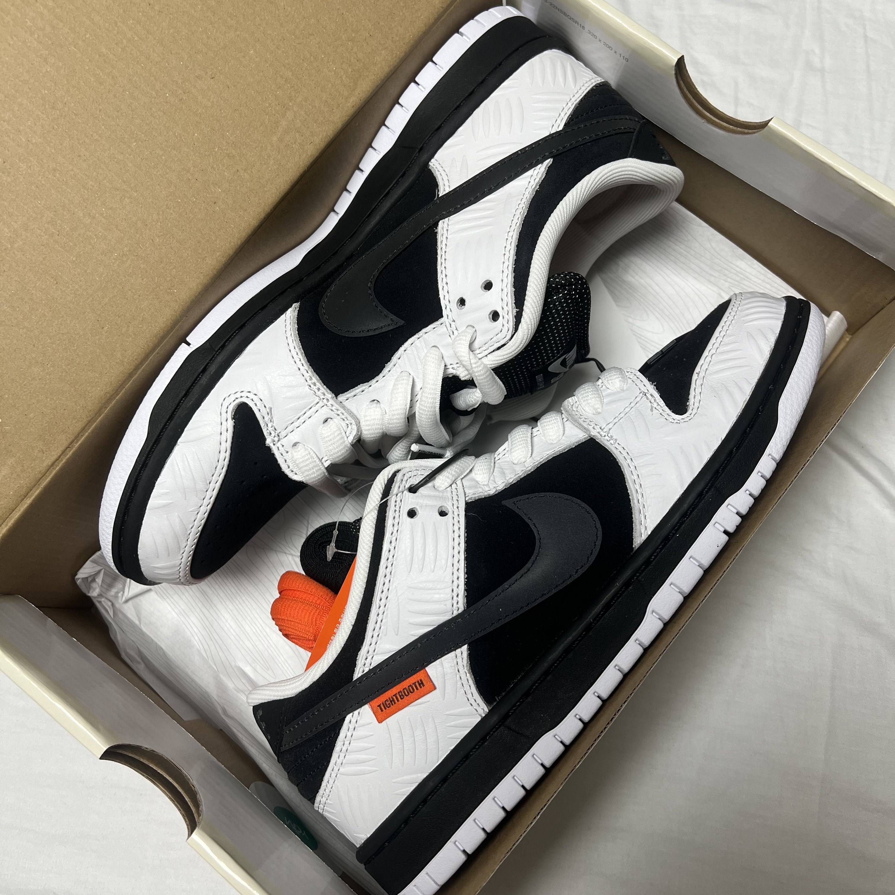 Nike x Tightbooth SB Dunk Low Pro Black and White 착용 스타일 - 1