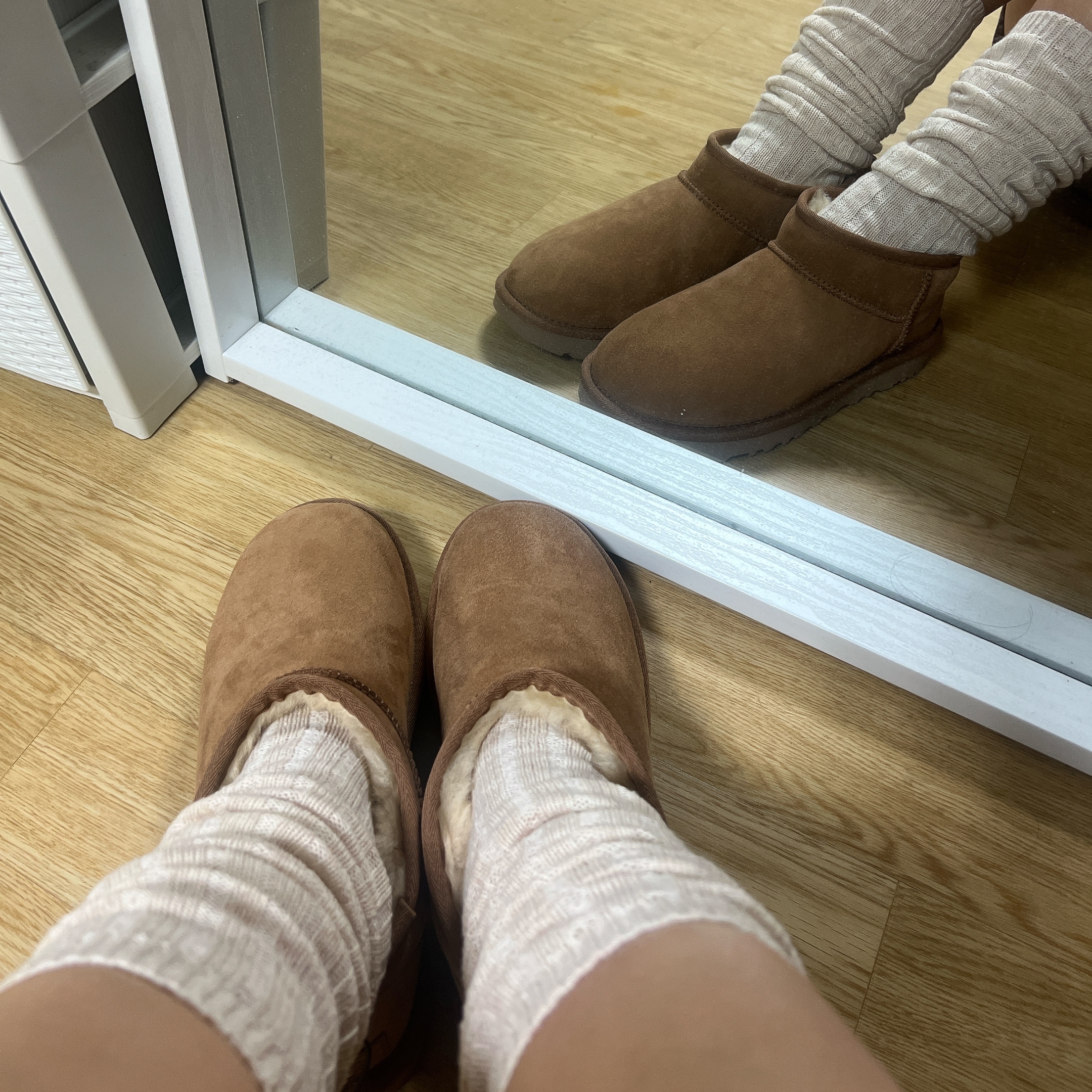 (W) UGG Classic Ultra Mini Boots Chestnut 착용 스타일 - 1