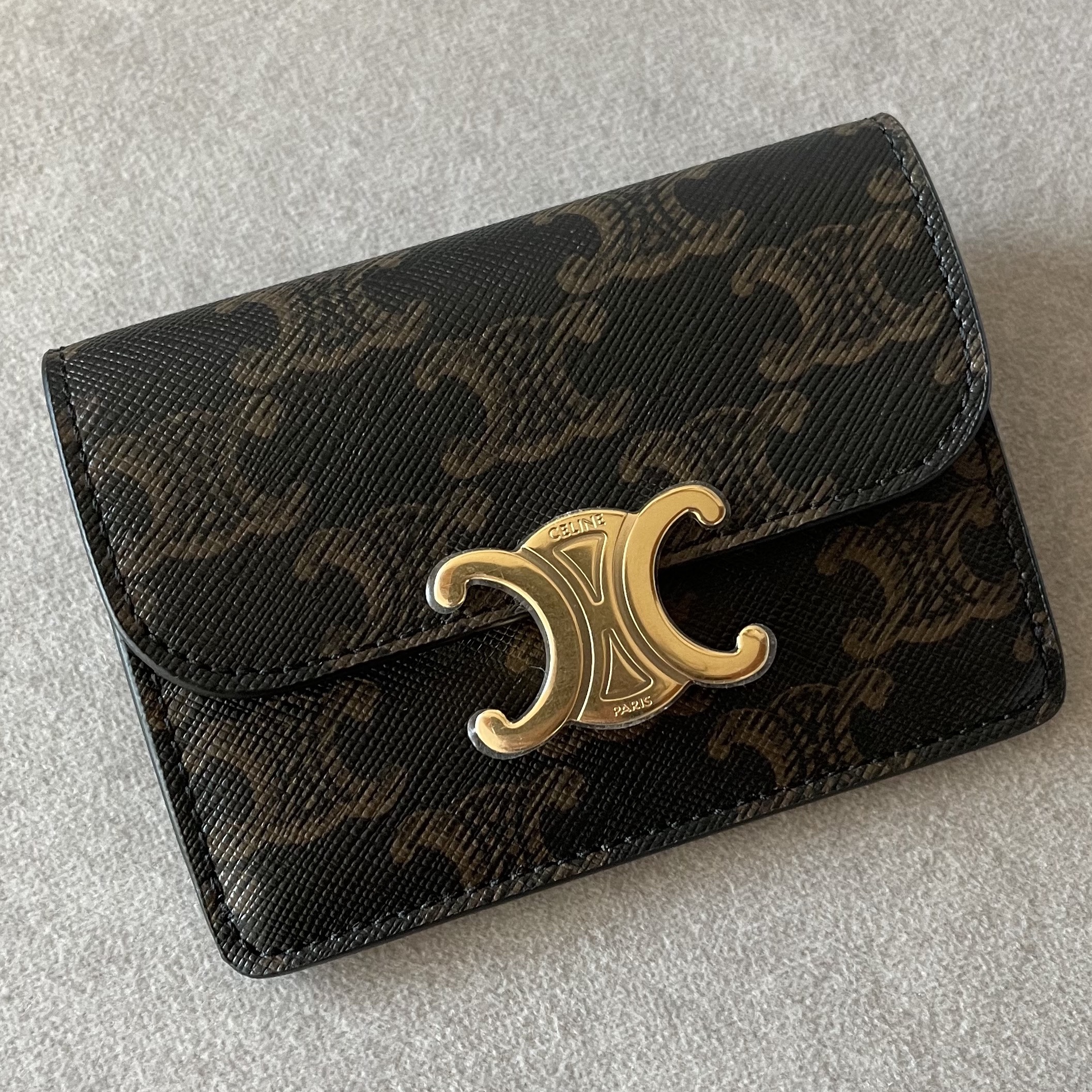 Celine Card Holder with Flap in Triomphe Canvas Tan 착용 스타일 - 2