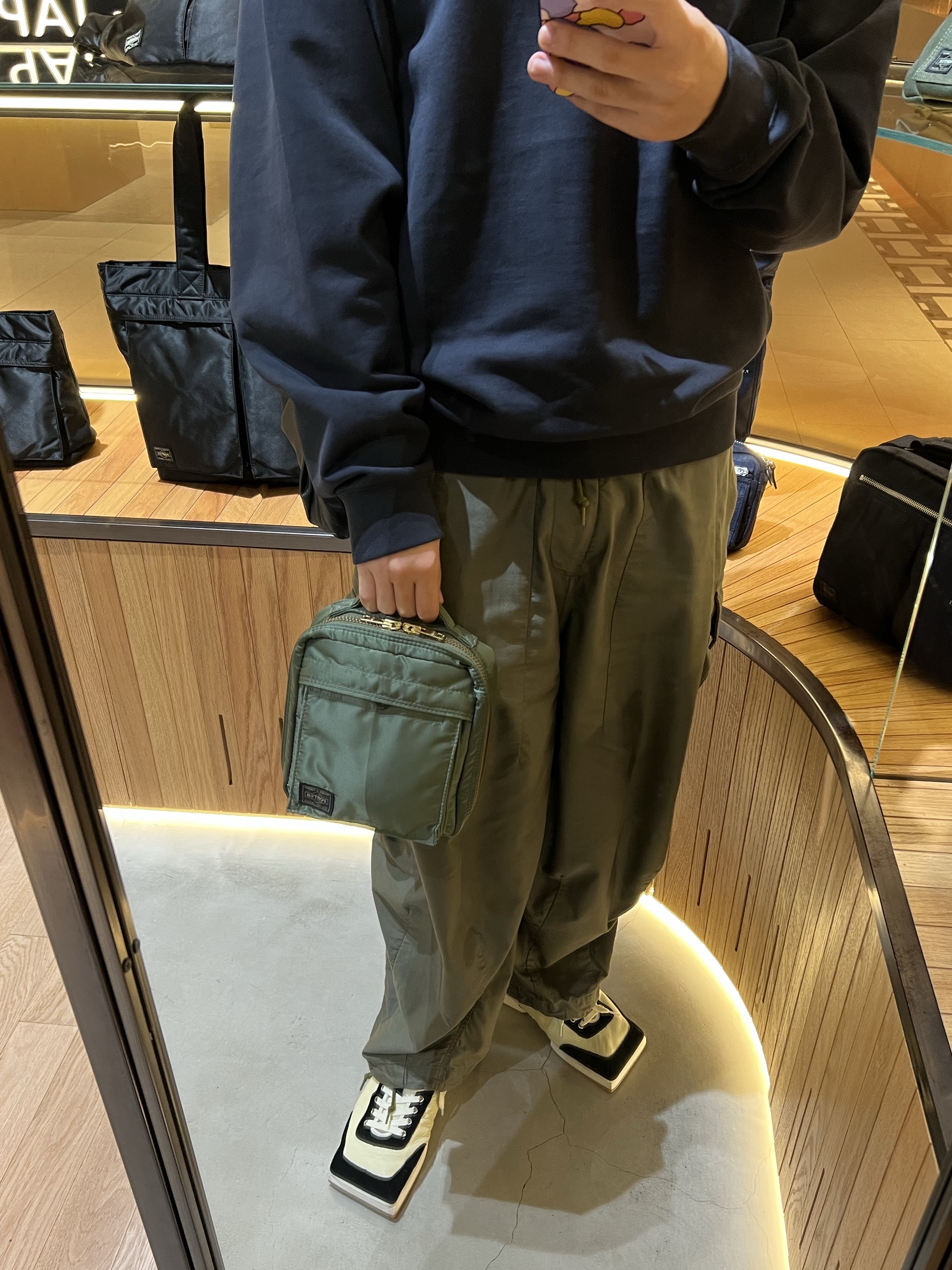 Porter Tanker Square Shoulder Bag Black 착용 스타일