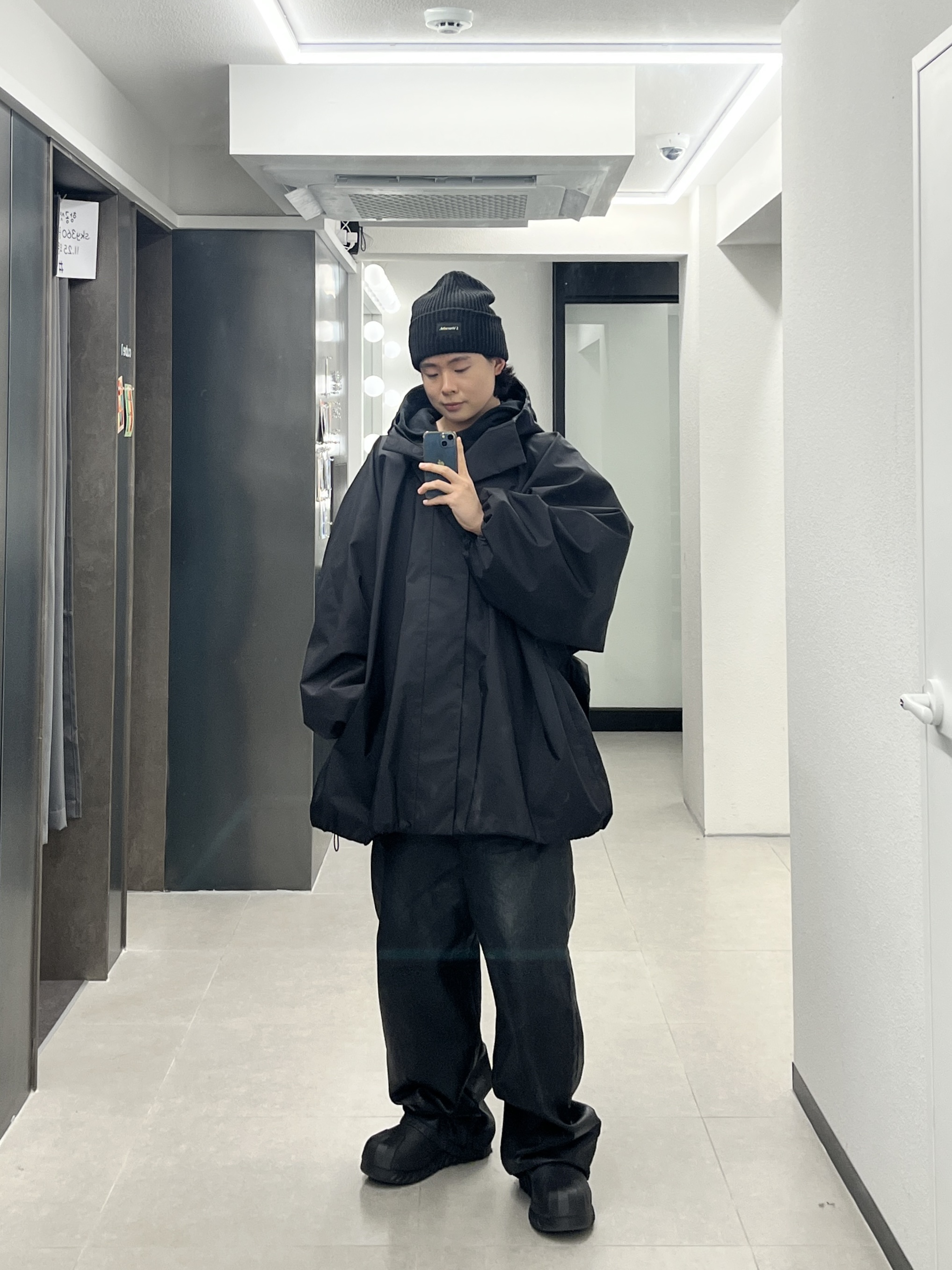 Yeezy Gap Engineered By Balenciaga T-Cut Parka Black, Project G/R Coated Backward Denim Pants Black 착용 스타일 - 1