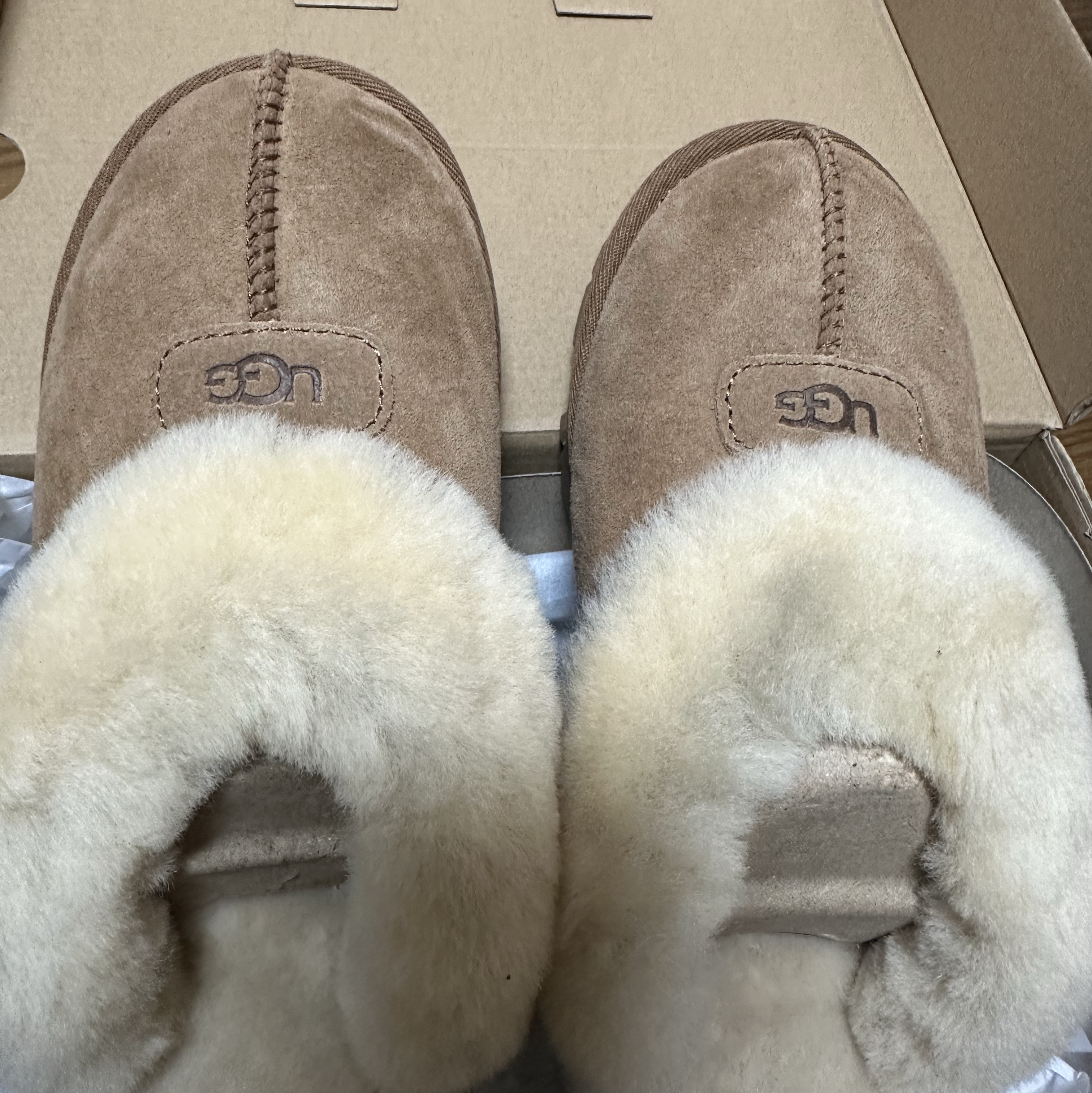(W) UGG Coquette Slipper Chestnut 착용 스타일 - 2