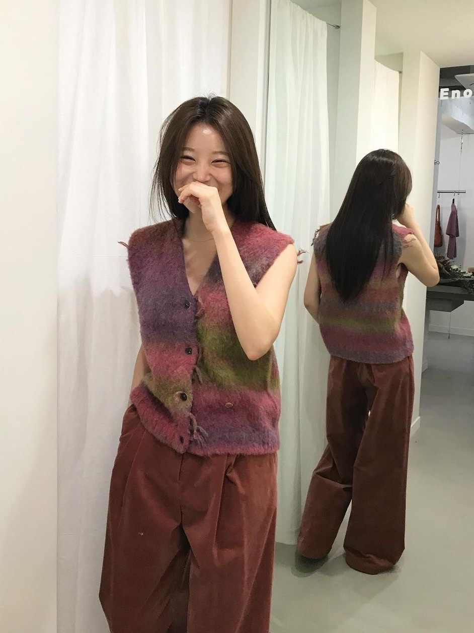 En Or Women Rainbow Tassel Knit Vest Blue 착용 스타일