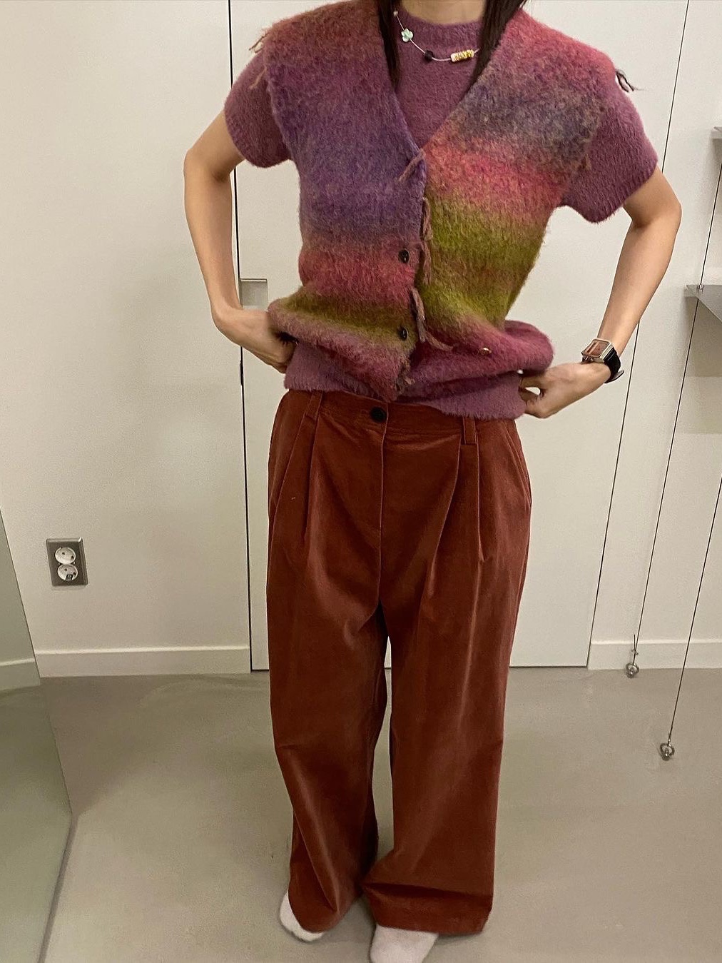 En Or Women Rainbow Tassel Knit Vest Blue 착용 스타일