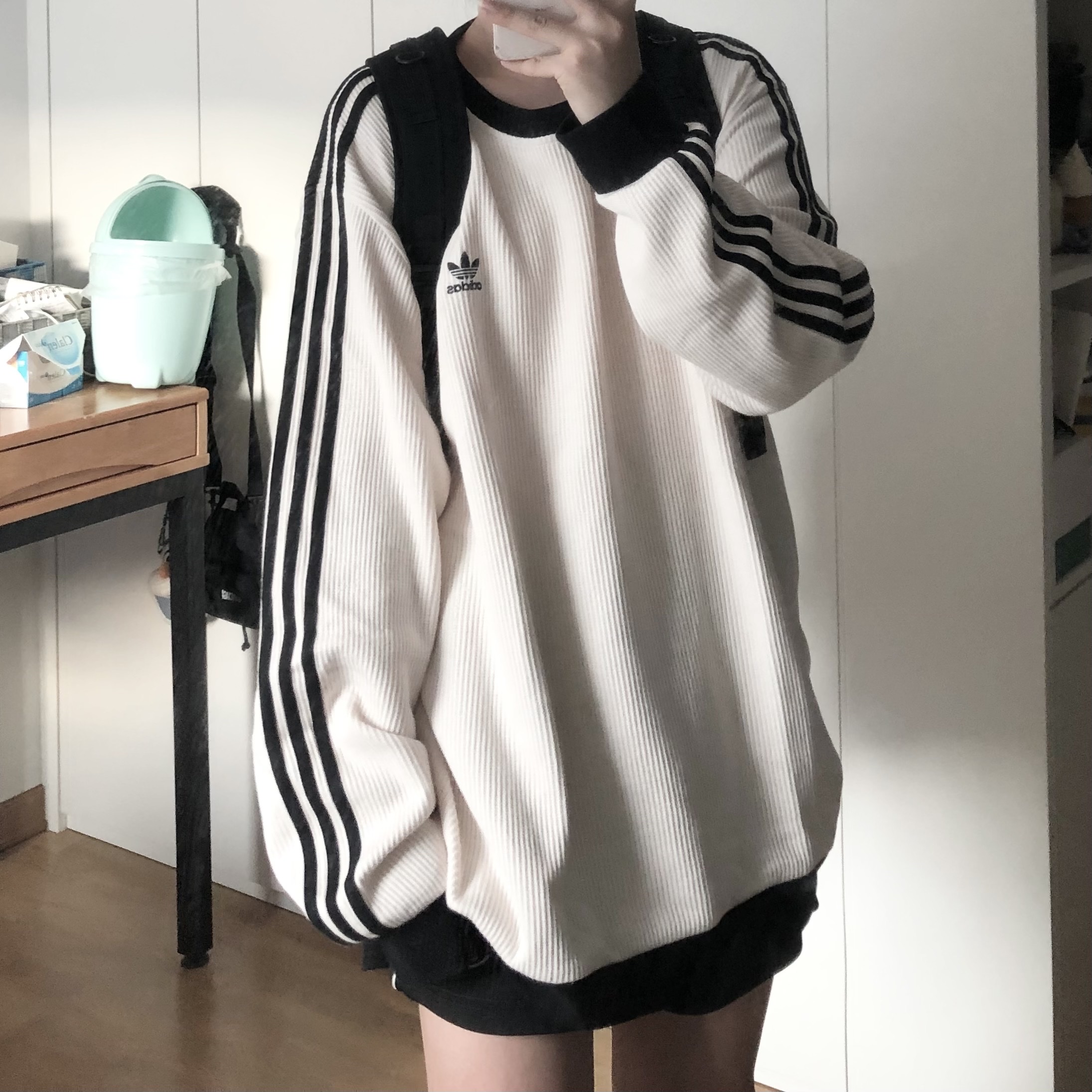 Adidas Adicolor Classic Waffle Crew Wonder White - US Sizing 착용 스타일 - 2