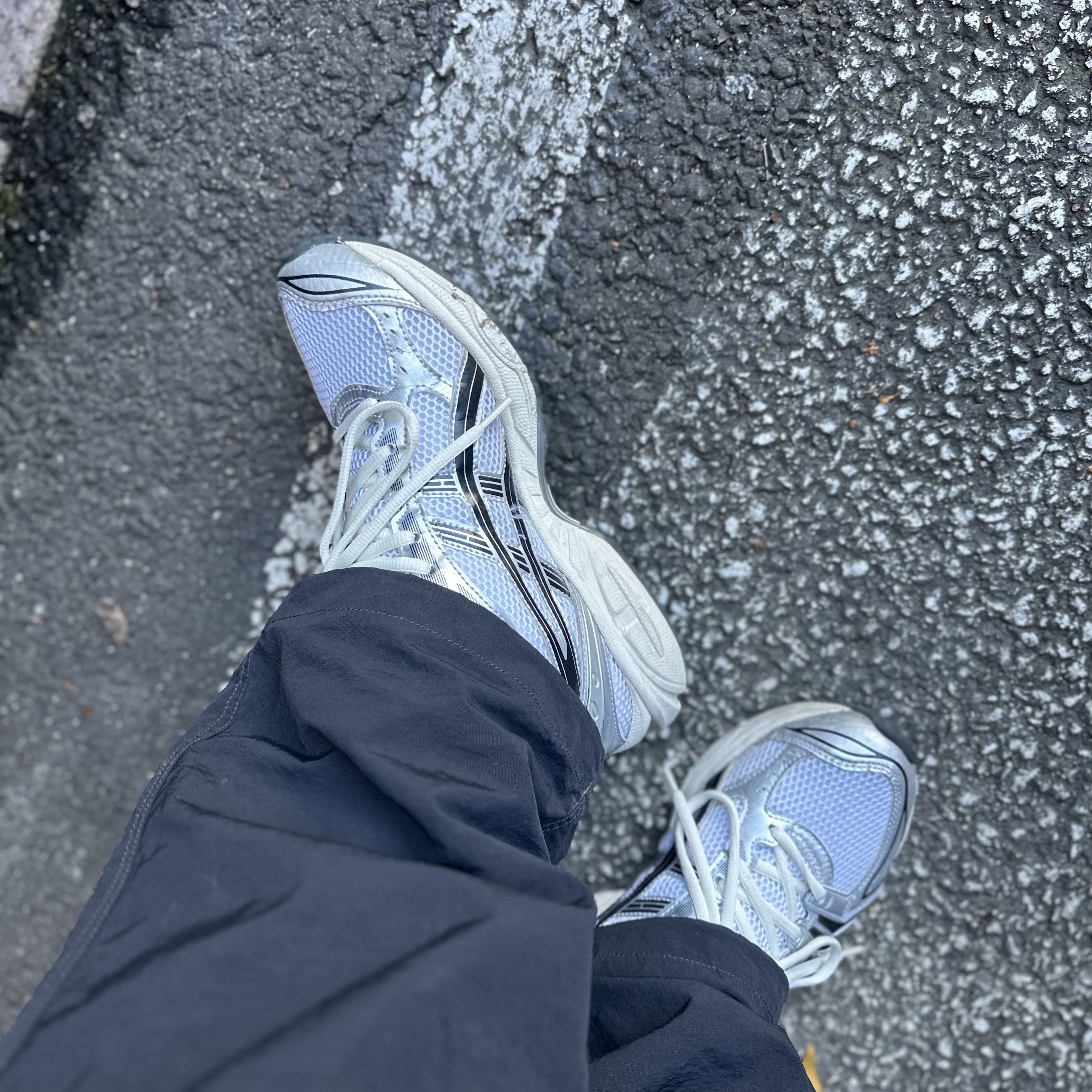 Asics x JJJJound Gel-Kayano 14 Silver Black 착용 스타일 - 2