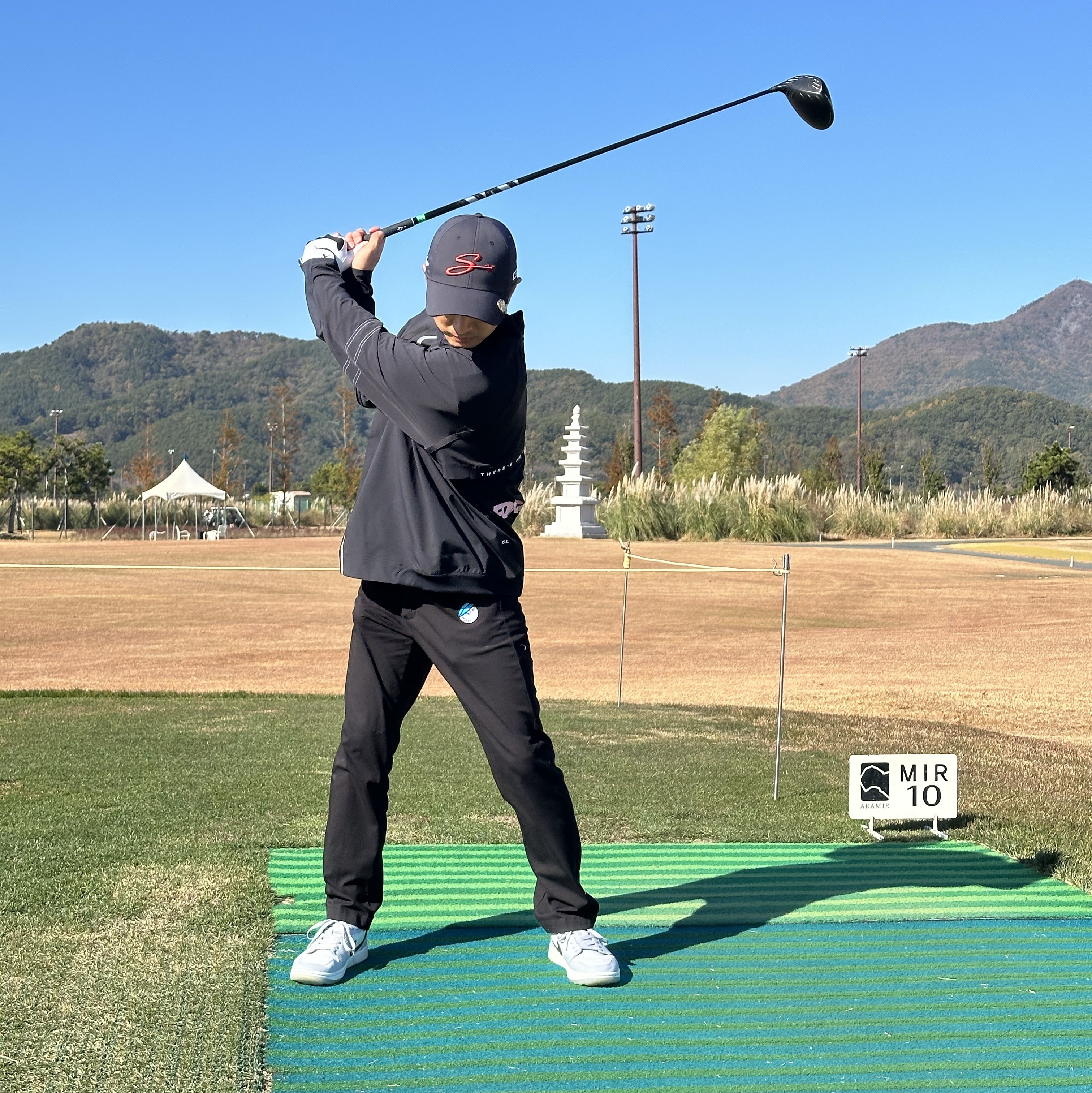 Jordan 1 Low Golf Wolf Grey, (W) Nike x Drake Nocta NRG LR L/S Crew Black (DV3631-010) 착용 스타일 - 1