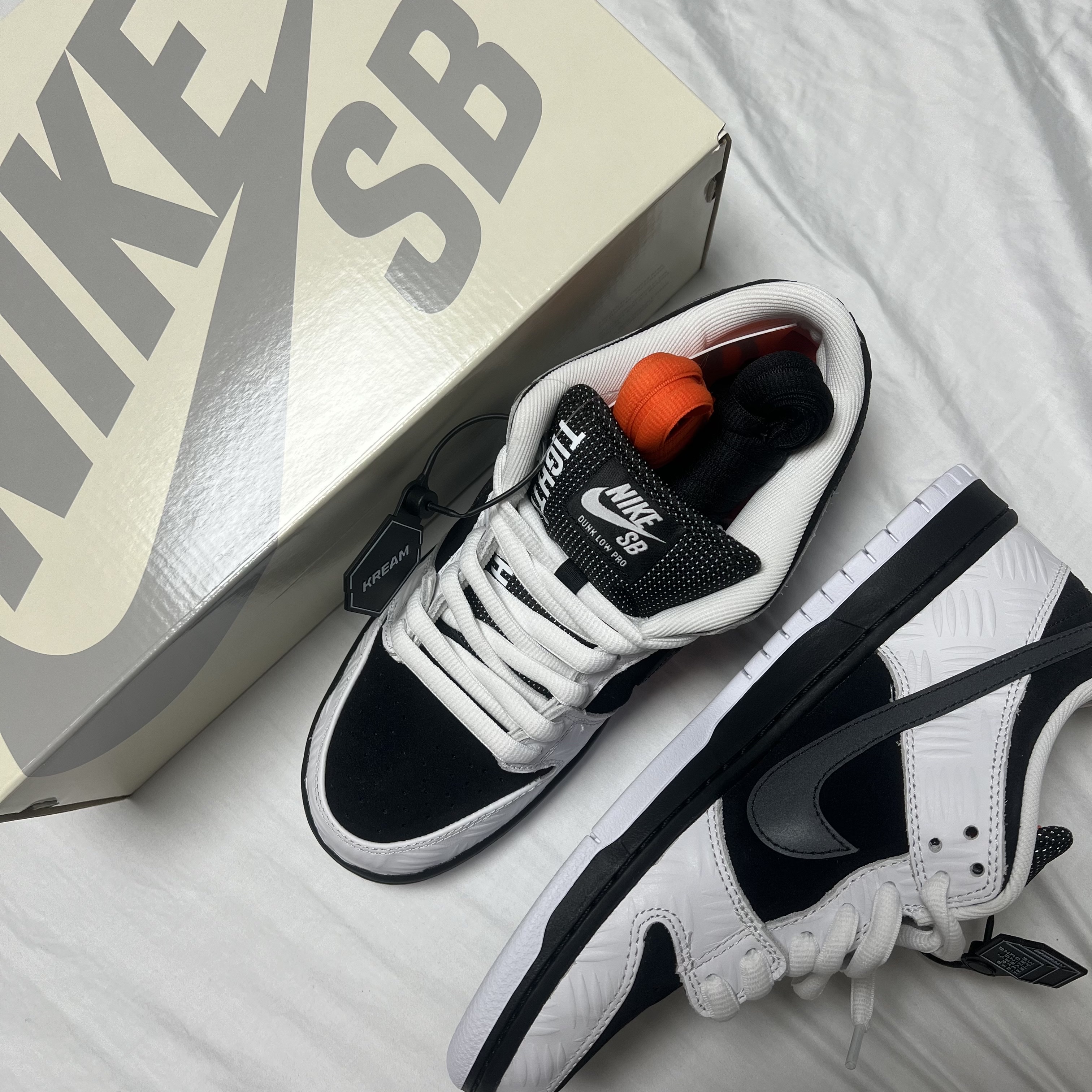 Nike x Tightbooth SB Dunk Low Pro Black and White 착용 스타일 - 3