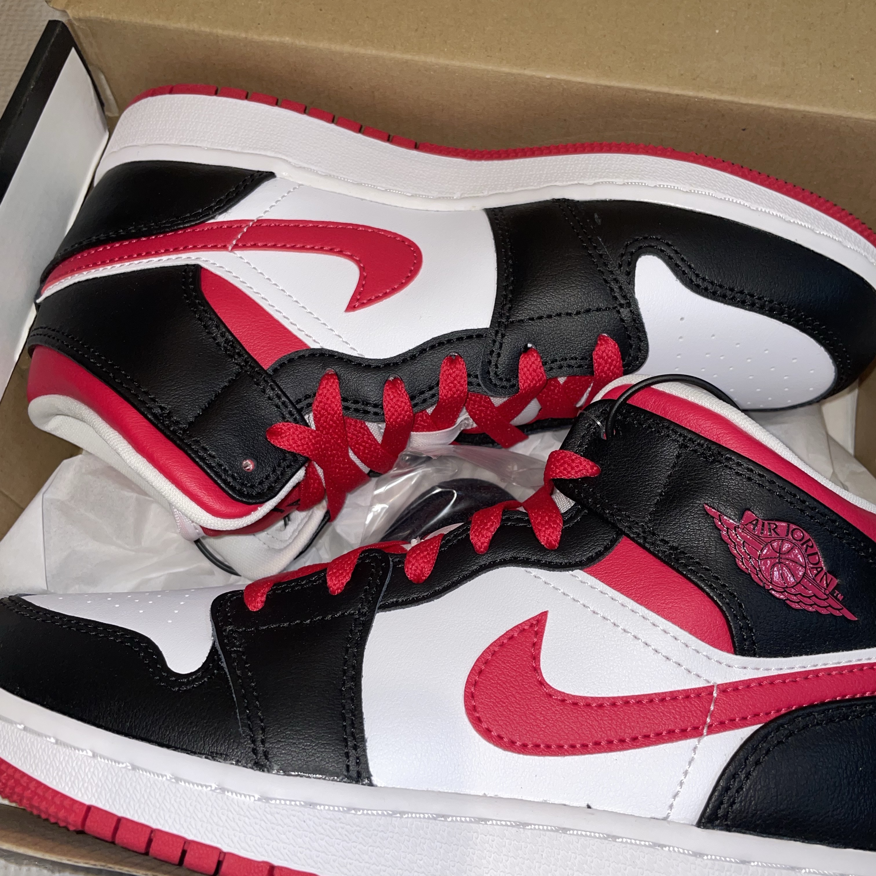 (GS) Jordan 1 Mid Very Berry  착용 스타일 - 3