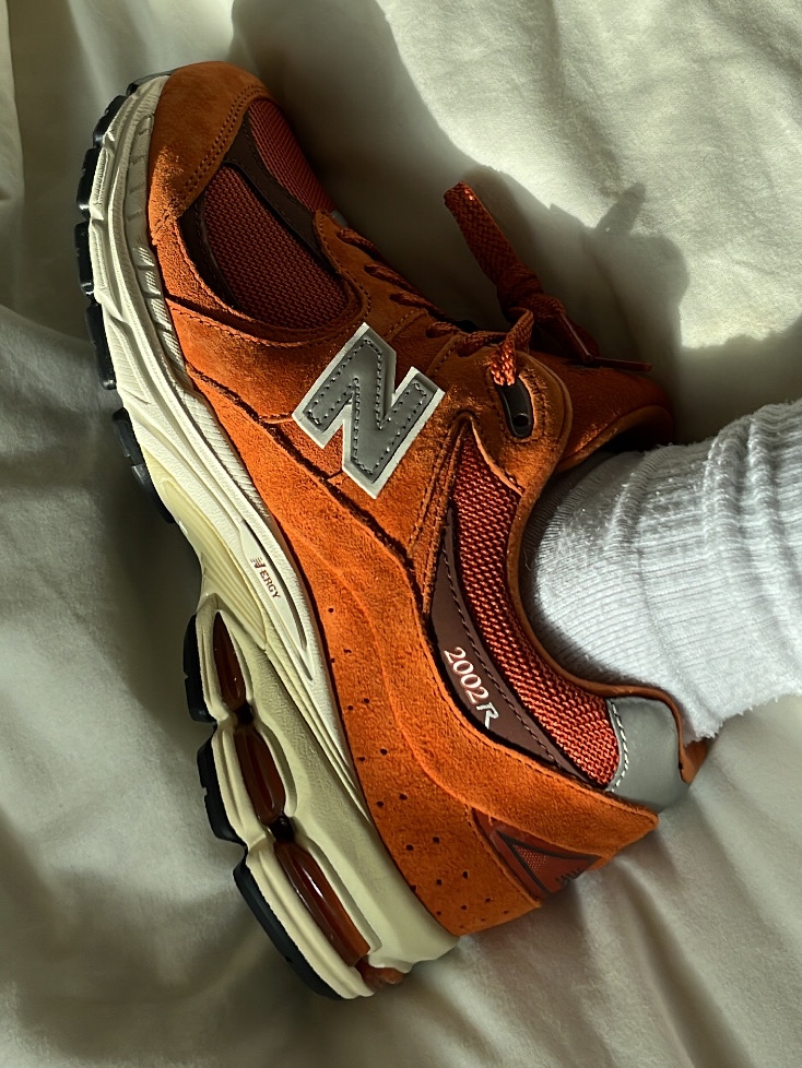 New Balance 2002R Rust Oxide 착용 스타일 - 3
