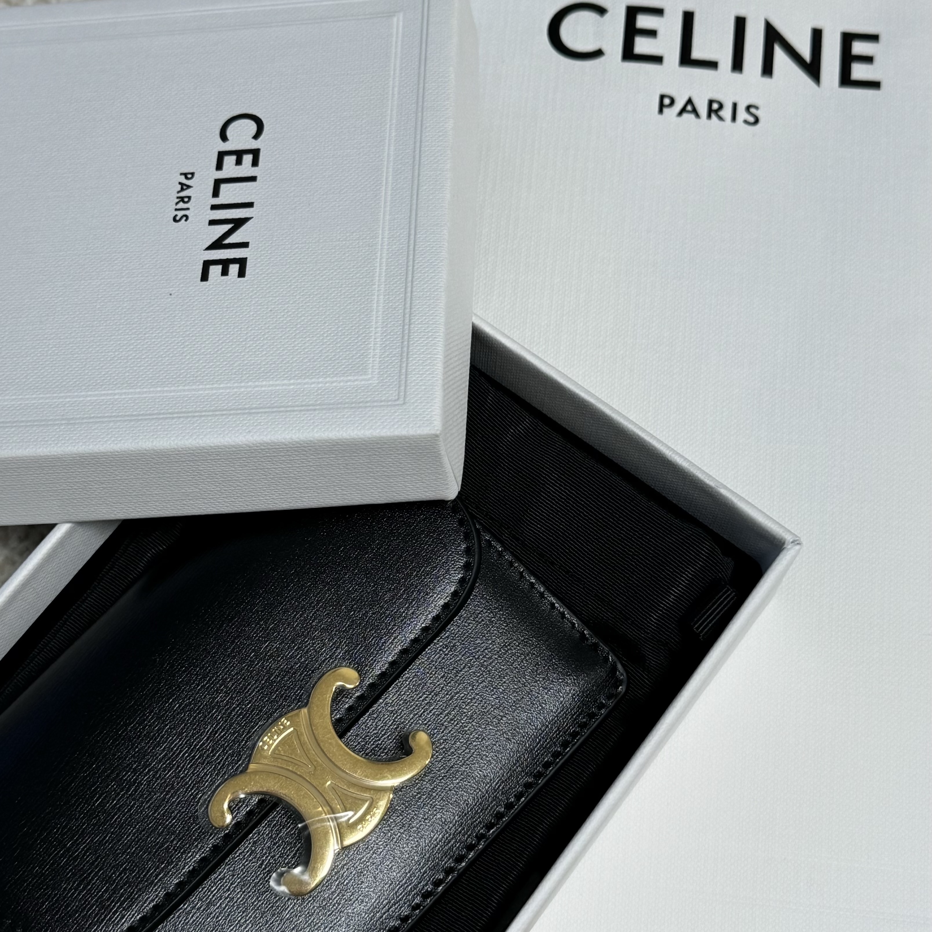 Celine Card Holder with Flap in Shiny Calfskin Black 착용 스타일