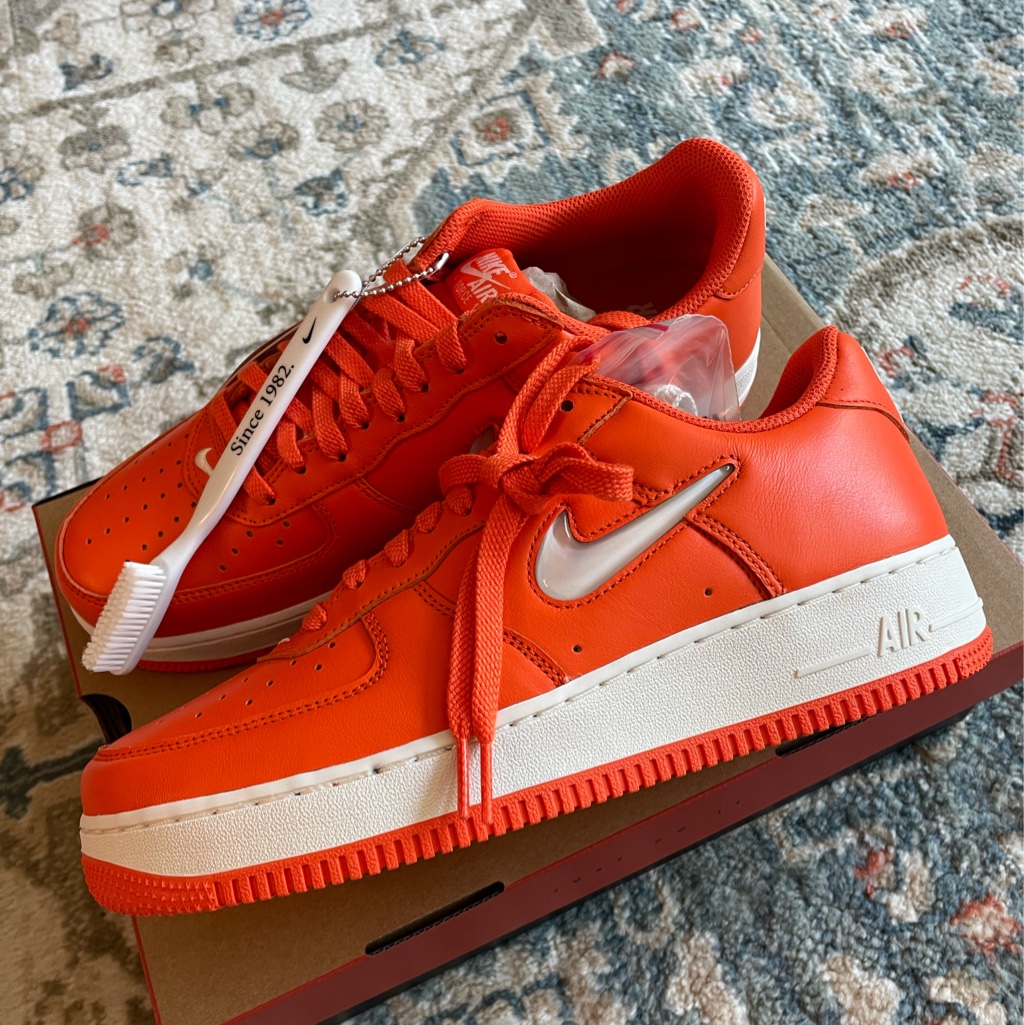 Nike Air Force 1 Low Retro Color of The Month Safety Orange 착용 스타일 - 3
