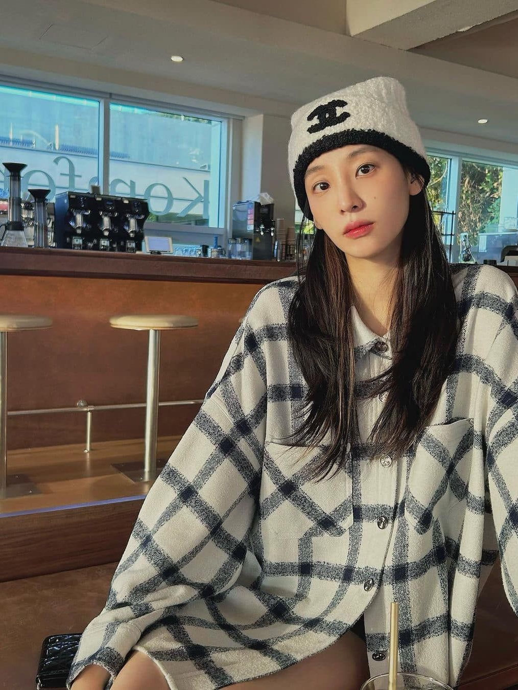 (W) Chanel Beanie Cashmere & White Black 착용 스타일 - 4