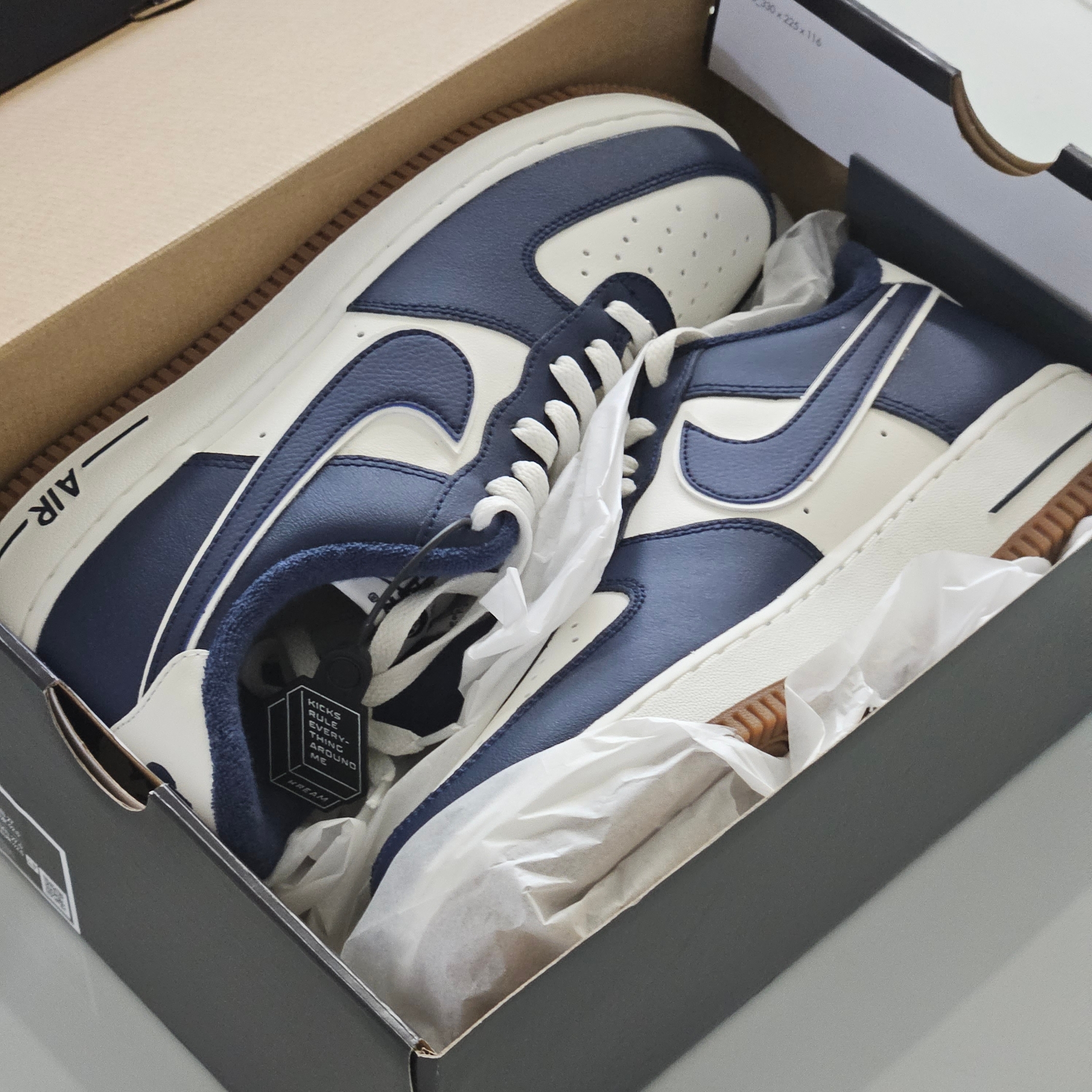 Nike Air Force 1 '07 LV8 Midnight Navy 착용 스타일