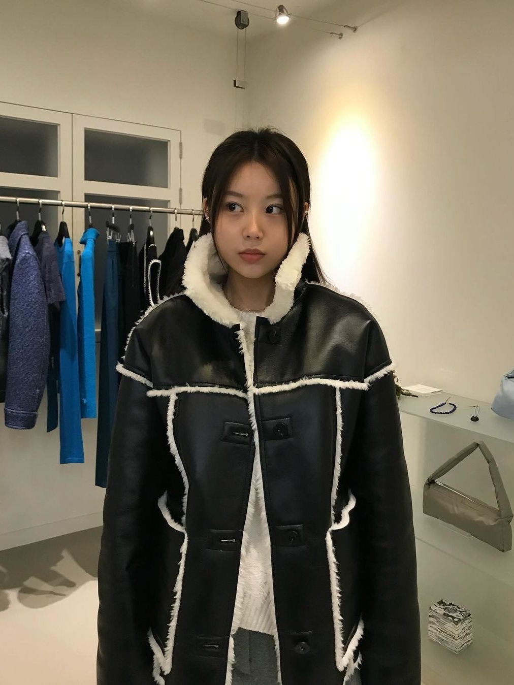 Enor Woman Vegan Leather Cutting Mustang Black 착용 스타일