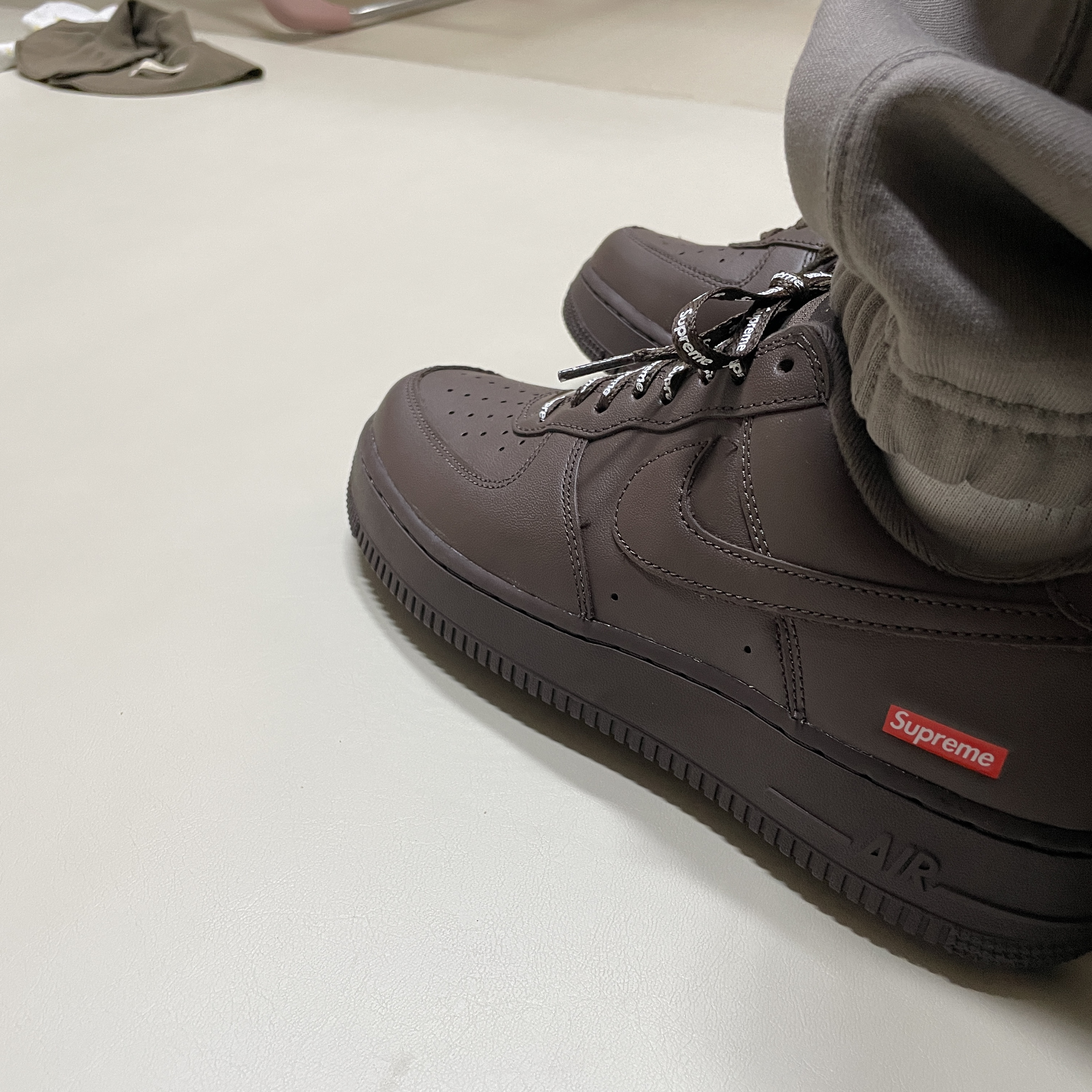Nike x Supreme Air Force 1 Low Baroque Brown 착용 스타일 - 2