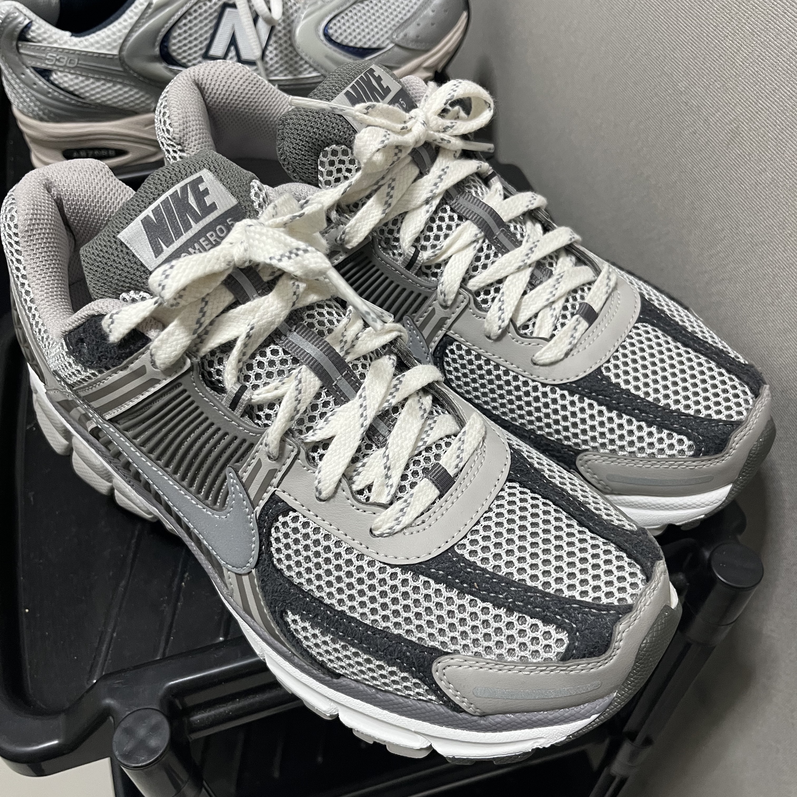 Nike Zoom Vomero 5 PRM Light Iron Ore and Flat Fewter 착용 스타일