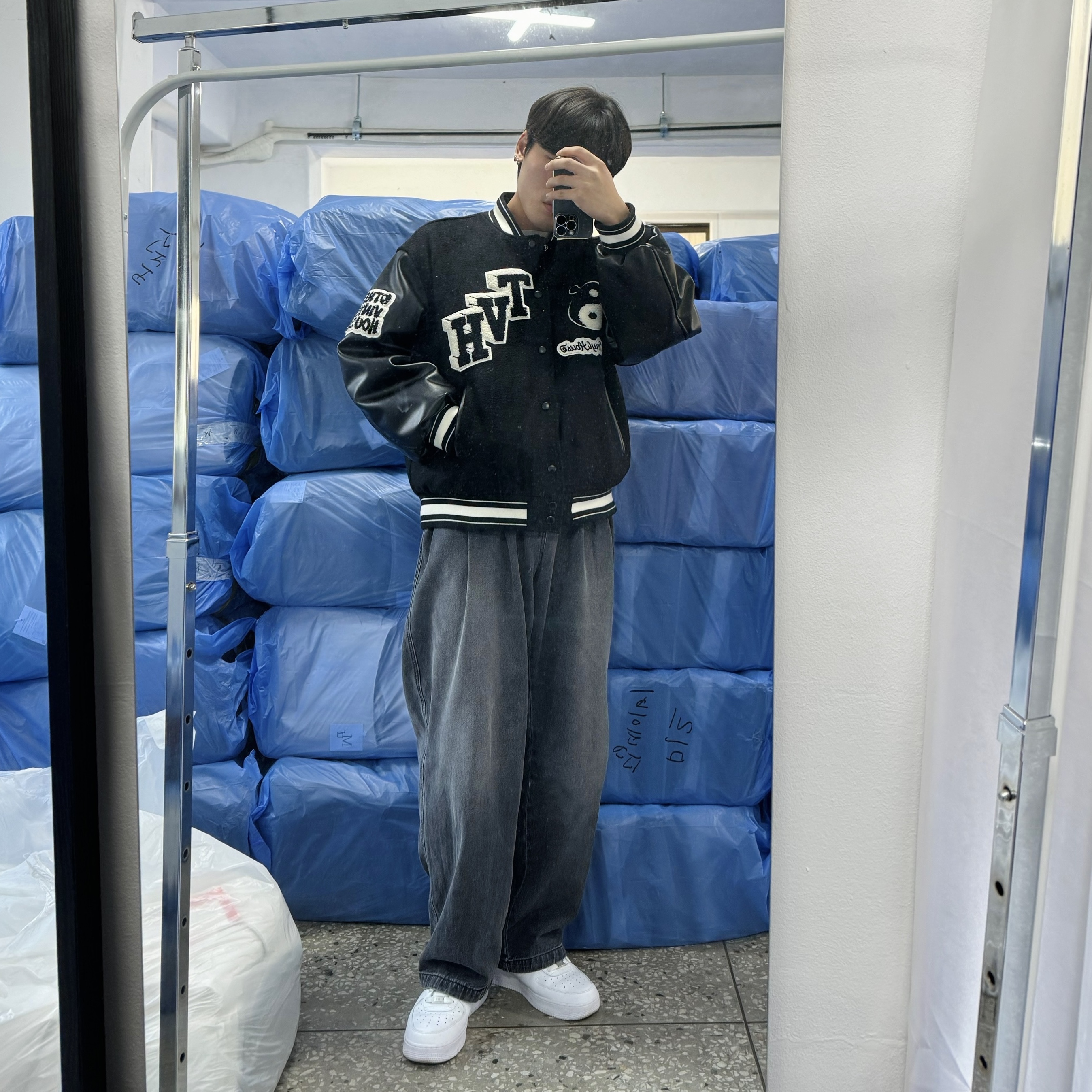 Nike Air Force 1 '07 Low White, Apple iPhone 15 Pro 128GB Black Titanium (Korean Ver.) 착용 스타일