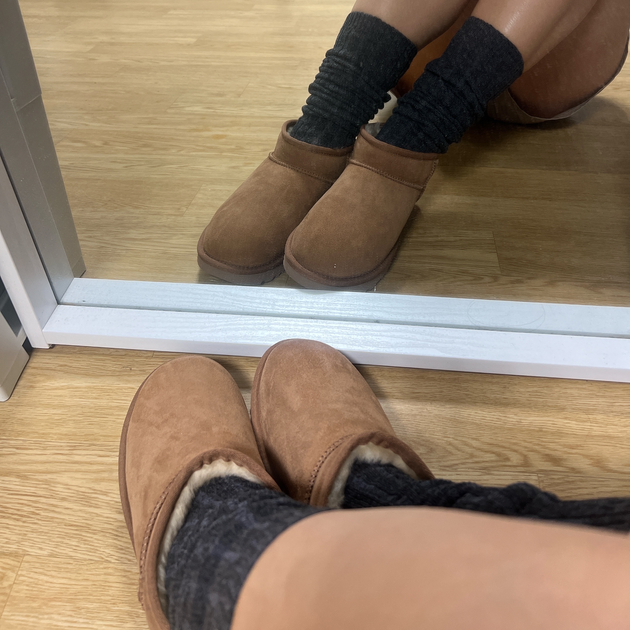 (W) UGG Classic Ultra Mini Boots Chestnut 착용 스타일 - 4