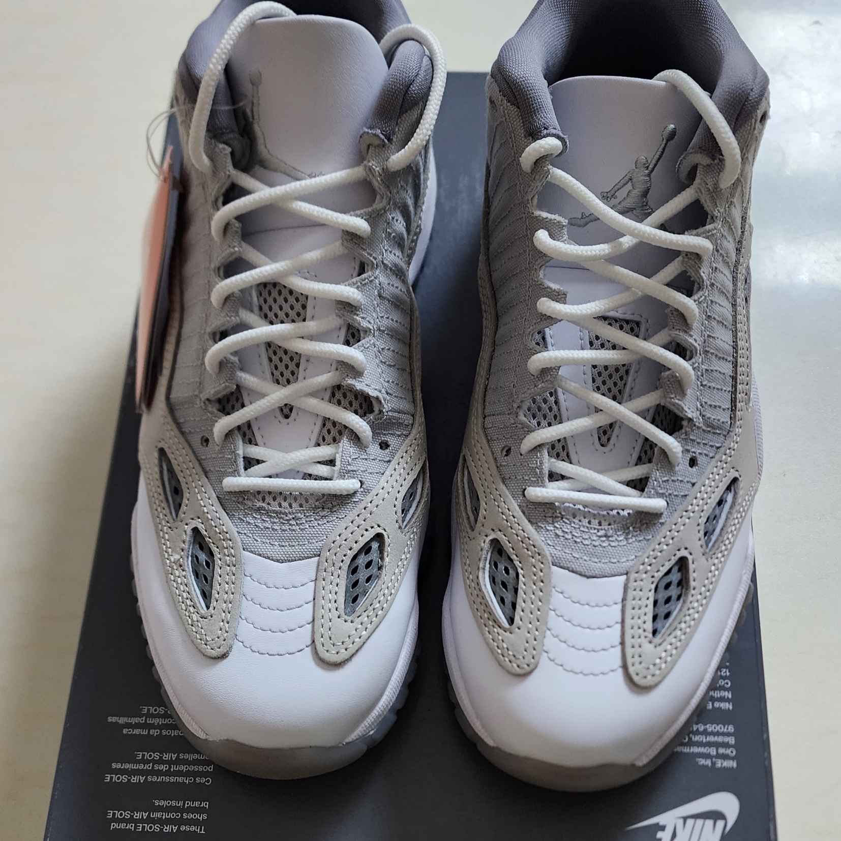 Jordan 11 Retro Low IE Light Orewood Brown 착용 스타일 - 3