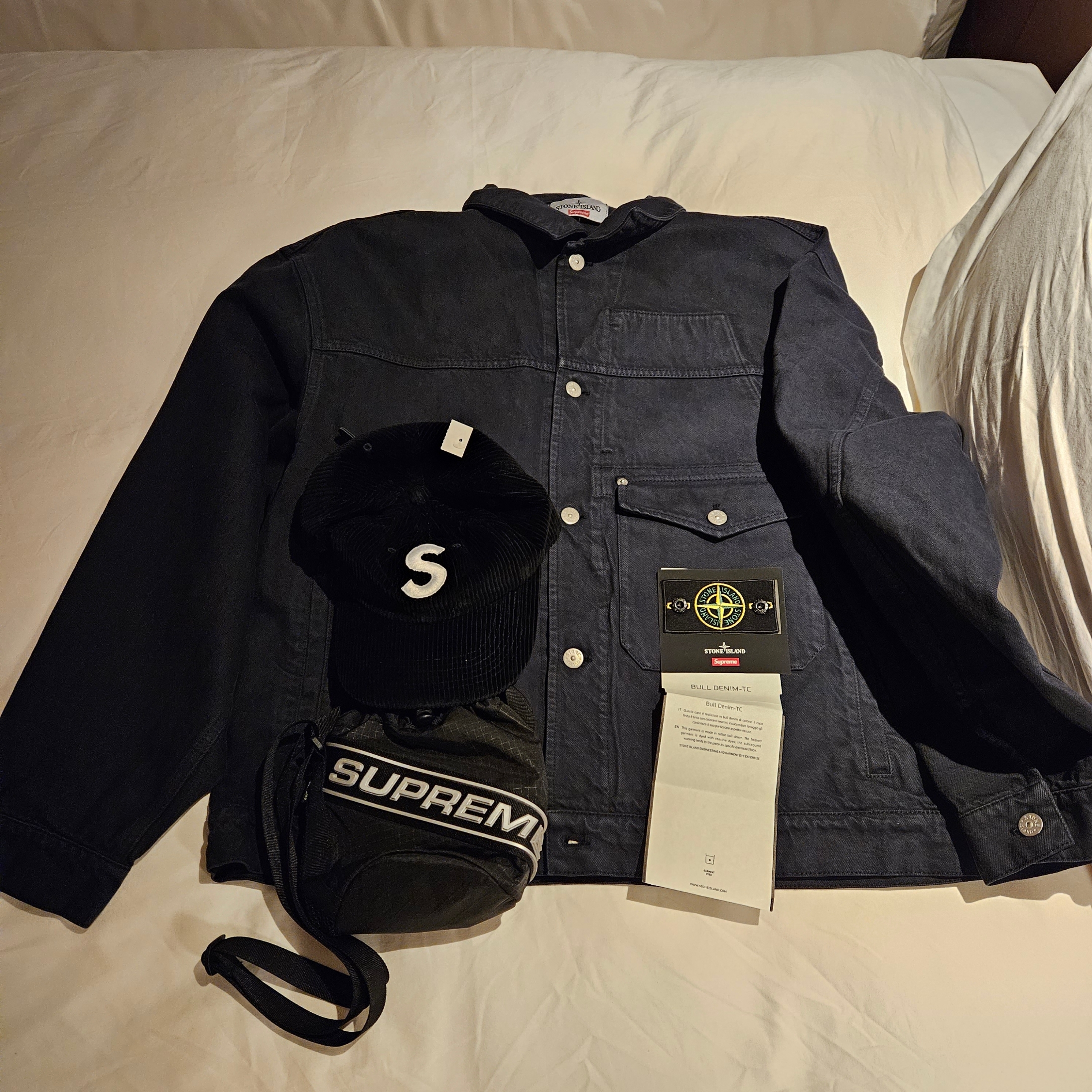 Supreme Corduroy S Logo 6-Panel Black - 23FW, Supreme Small Cinch Pouch Black - 23FW 착용 스타일 - 1