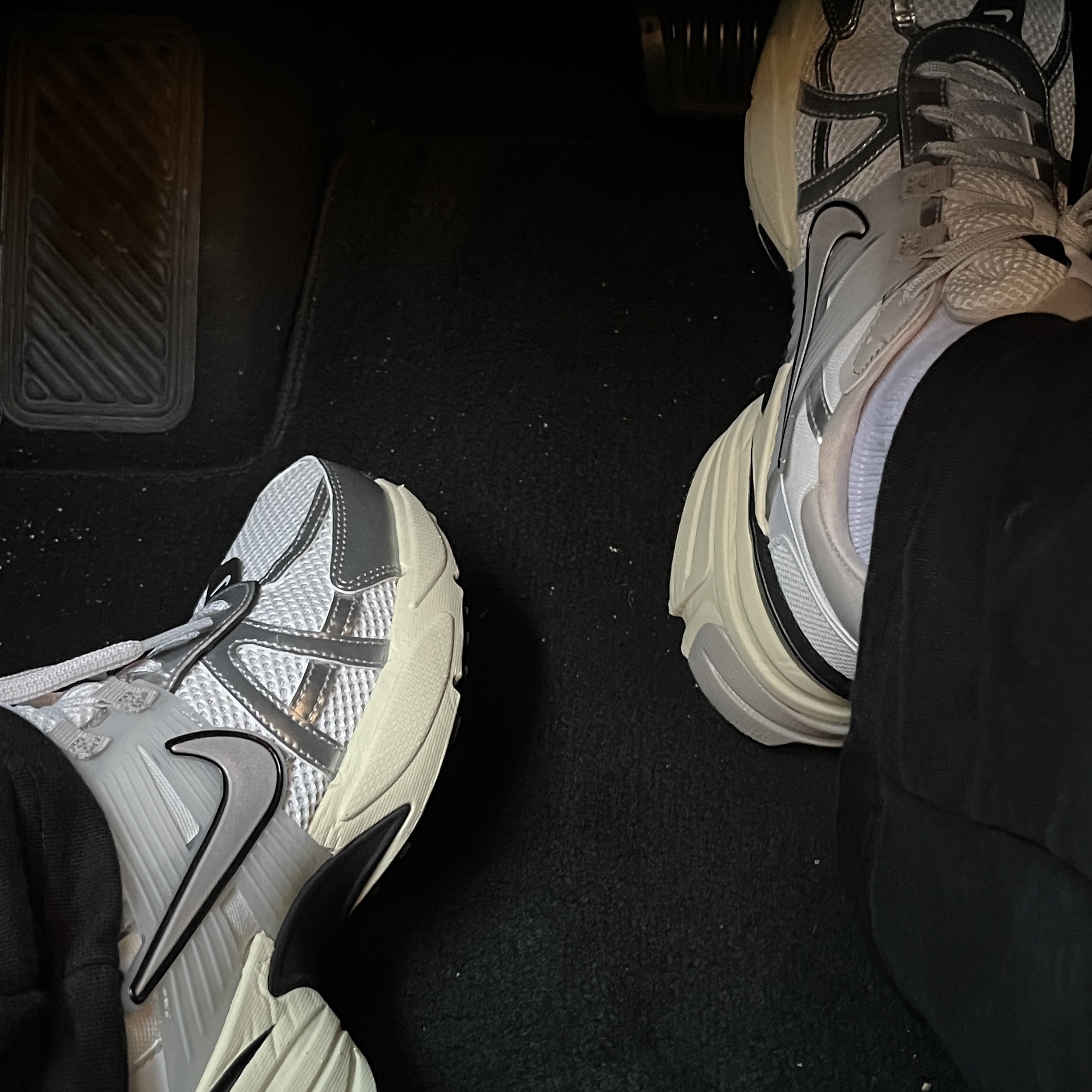 Nike V2K Run Summit White Metallic Silver 착용 스타일