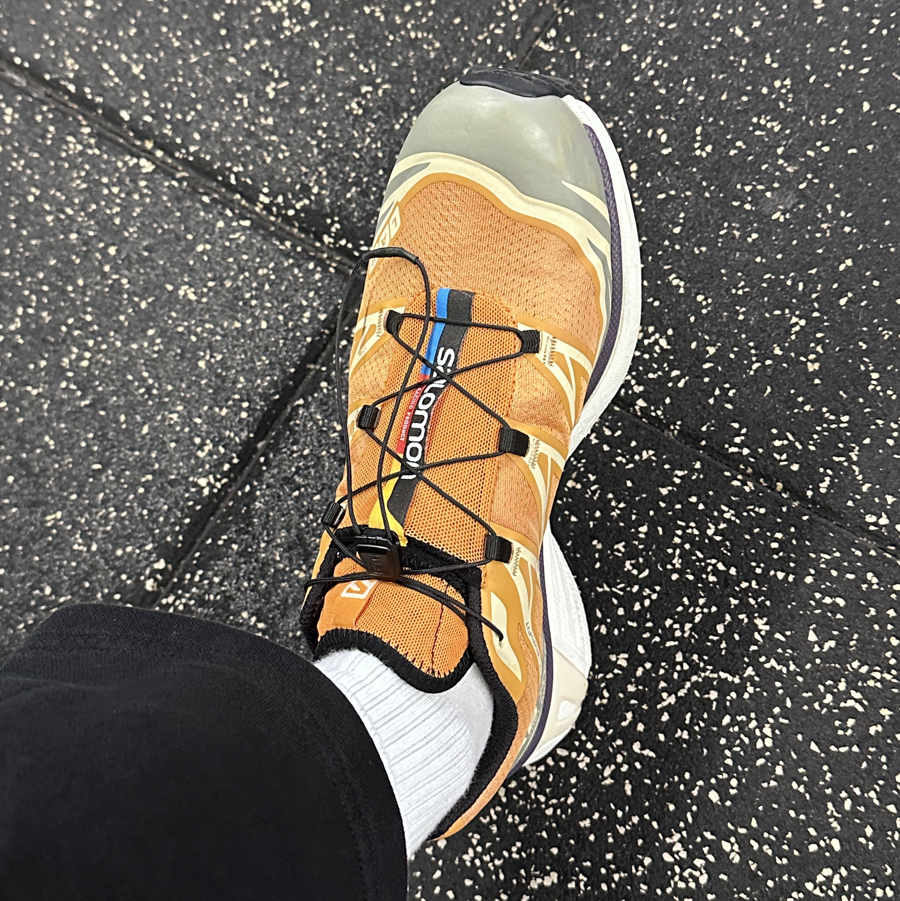 Salomon XT-6 Apricot Buff 착용 스타일