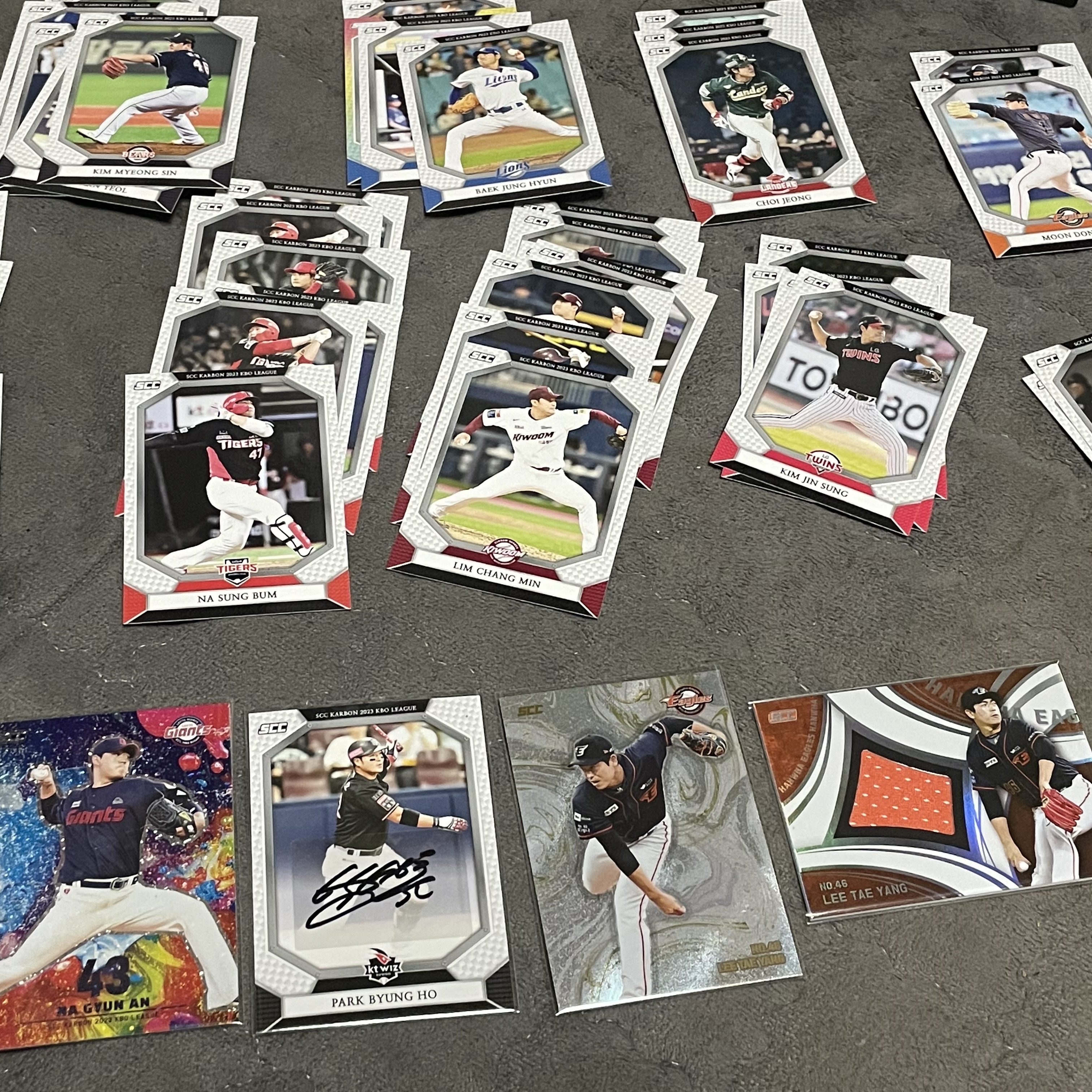 SCC 2023 KBO KARBON Trading Card Box Set - 10 Packs (1 box) 착용 스타일